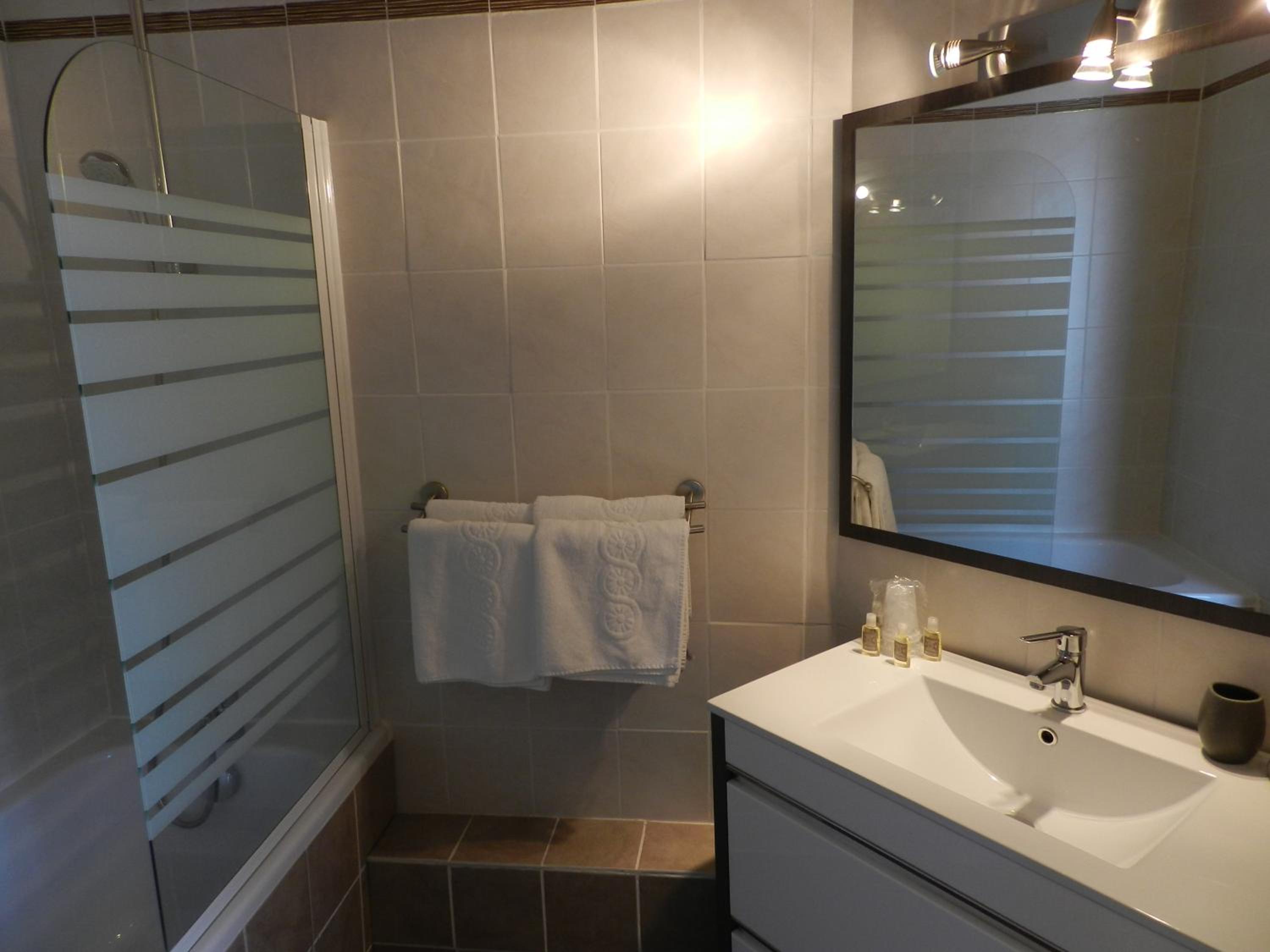 Double Room With Private Bathroom - Photo 4
