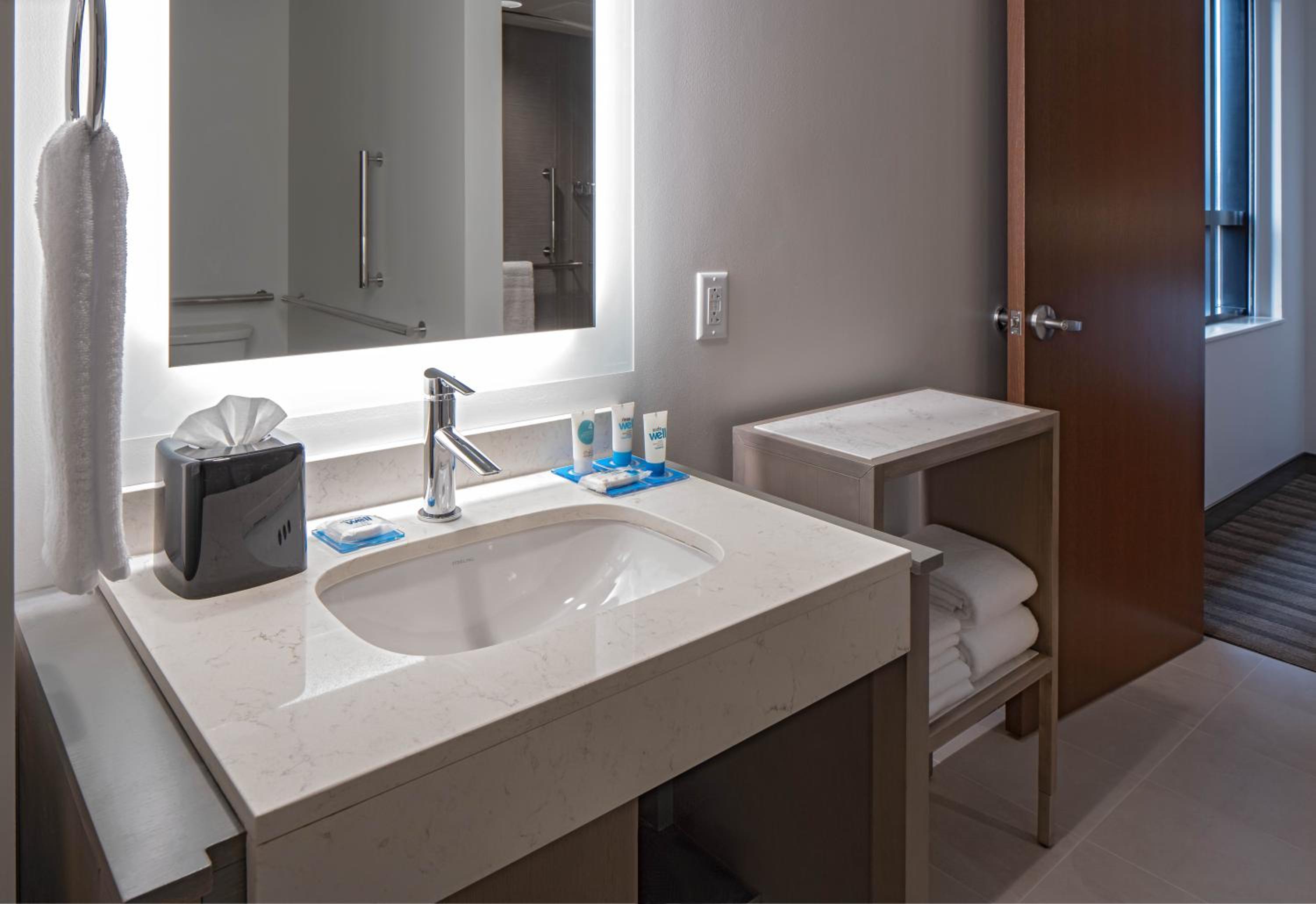 King Room with Roll-In Shower - Disability Access photo 3