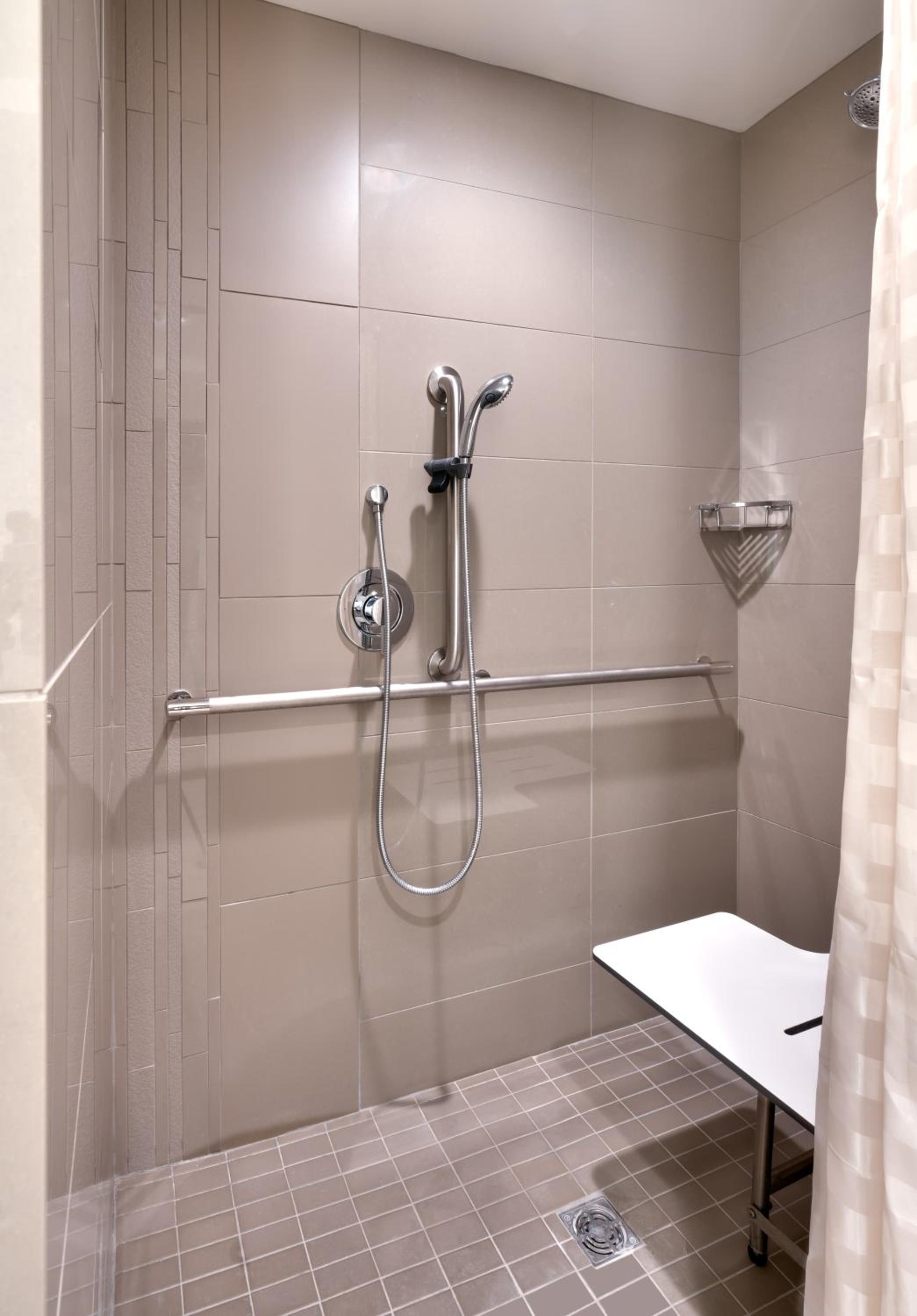 Den King Room with Roll-in Shower - Disability Access - Photo 2