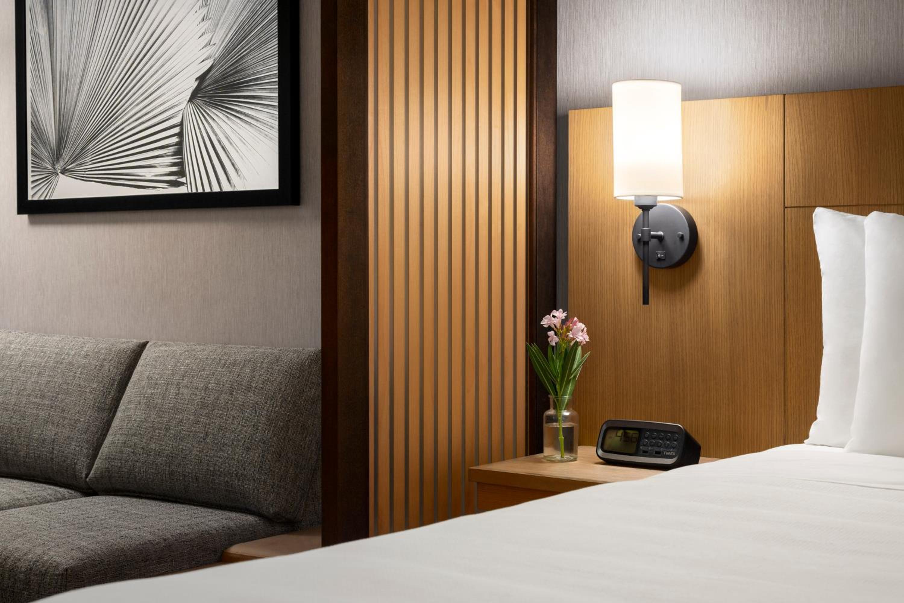 King Room with Sofa Bed - Photo 5