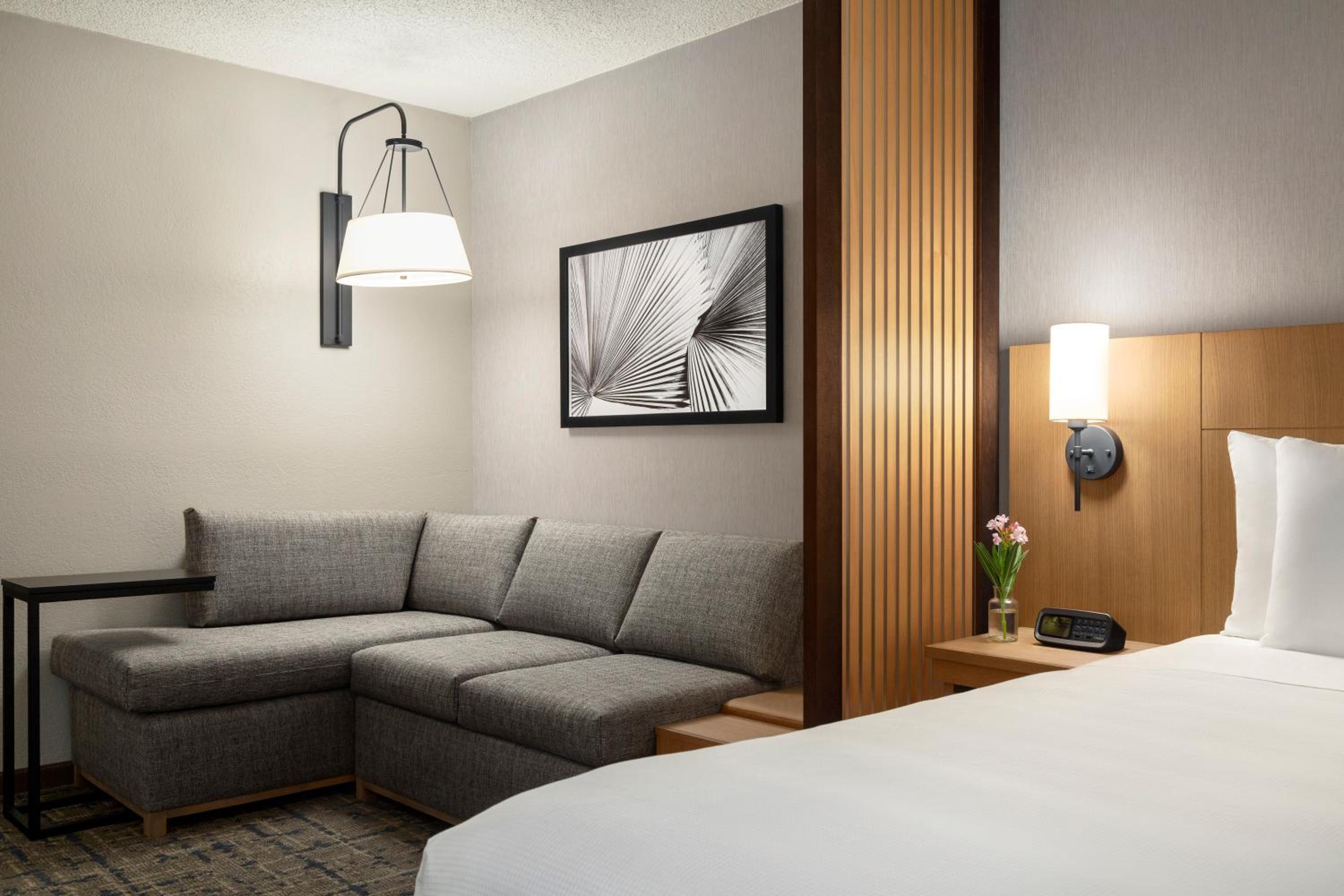 King Room with Sofa Bed - Photo 6