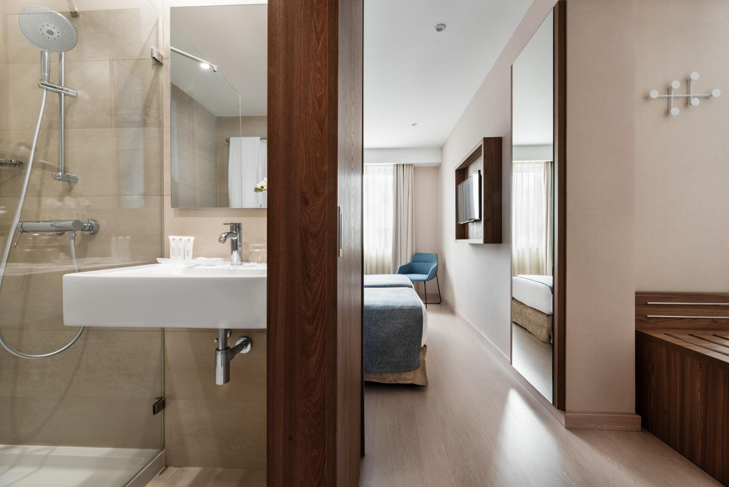 Double or Twin Room - Photo 4