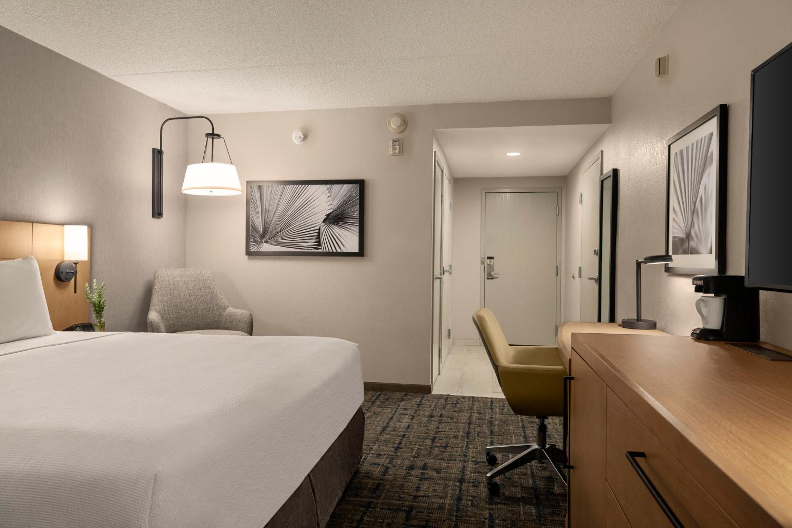 King Room with Sofa Bed - High Floor - Photo 3