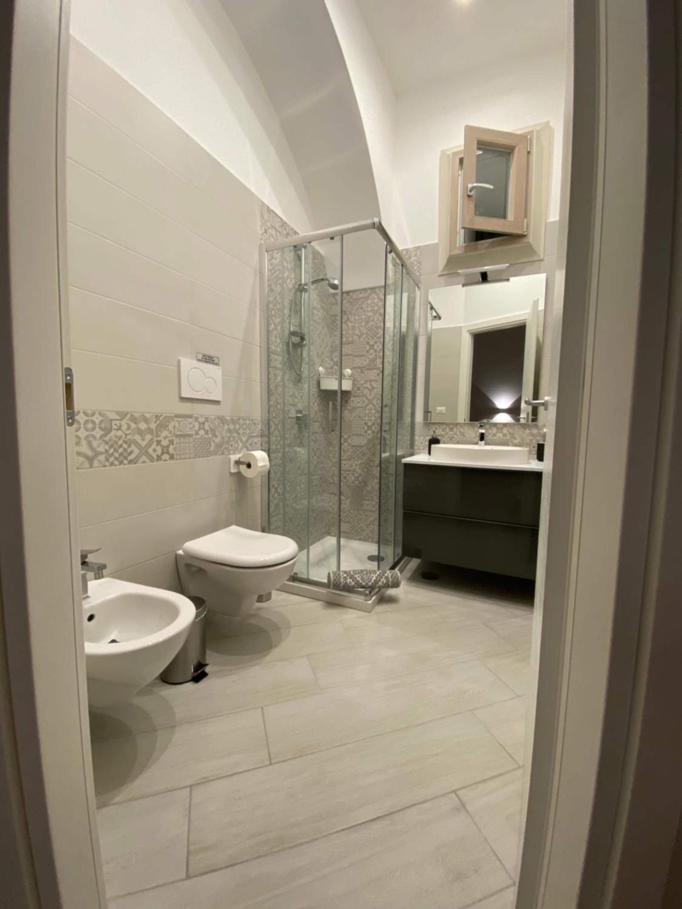 Double or Twin Room with Private Bathroom - Photo 7