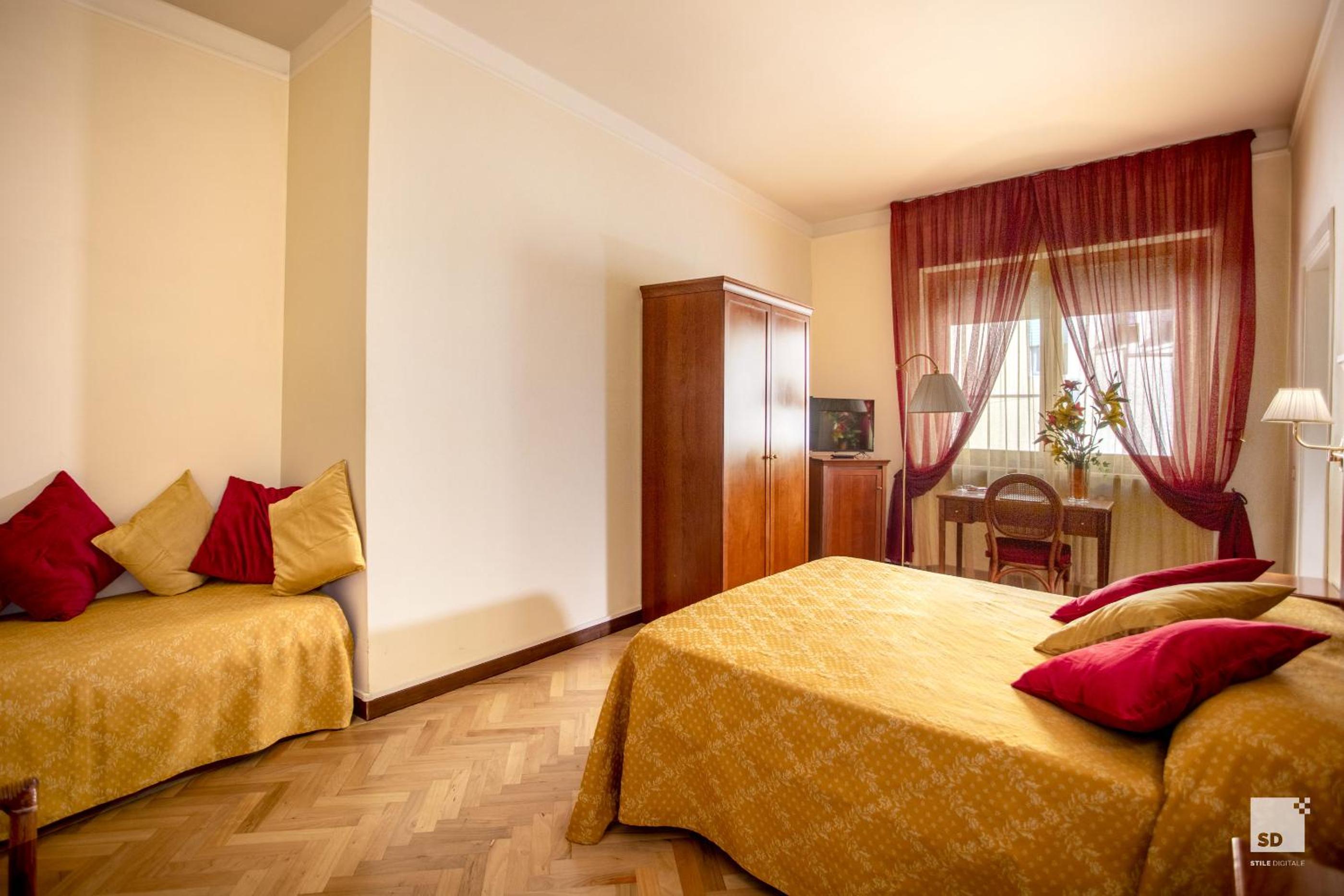 Double Room - Photo 7