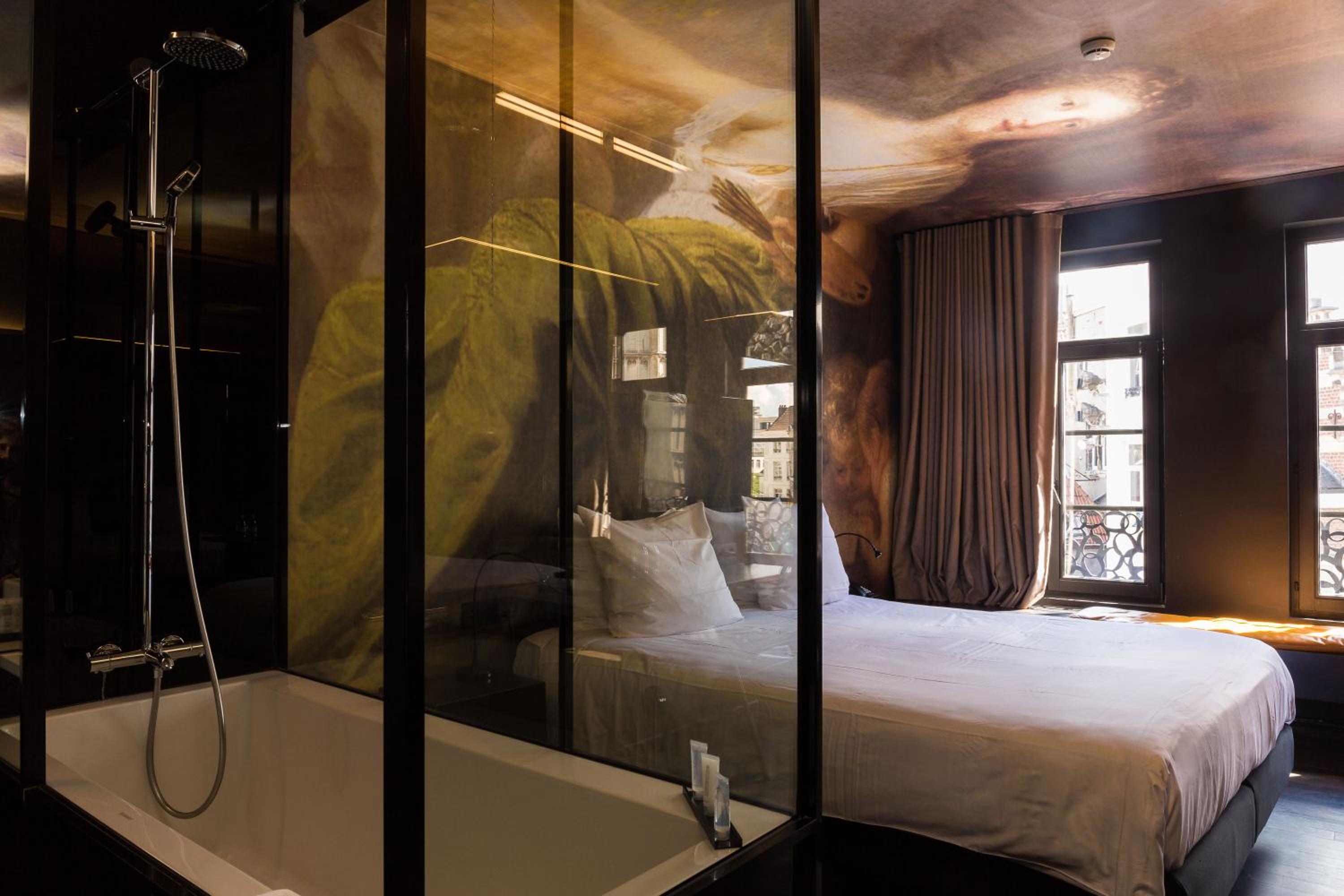 Deluxe Double Room with bath and Cathedral View - Photo 15