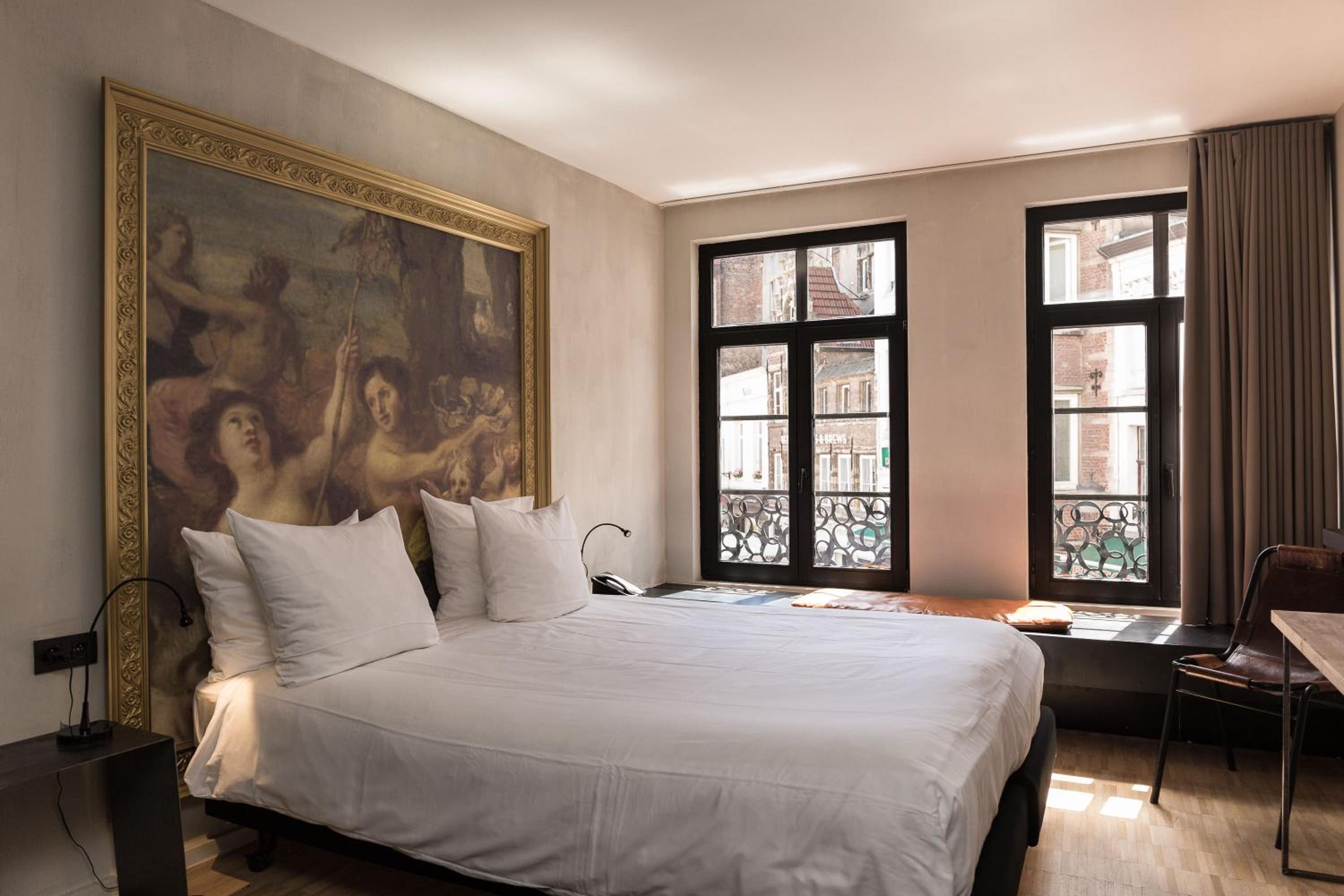 Superior Double Room with bath and Cathedral View - Photo 7