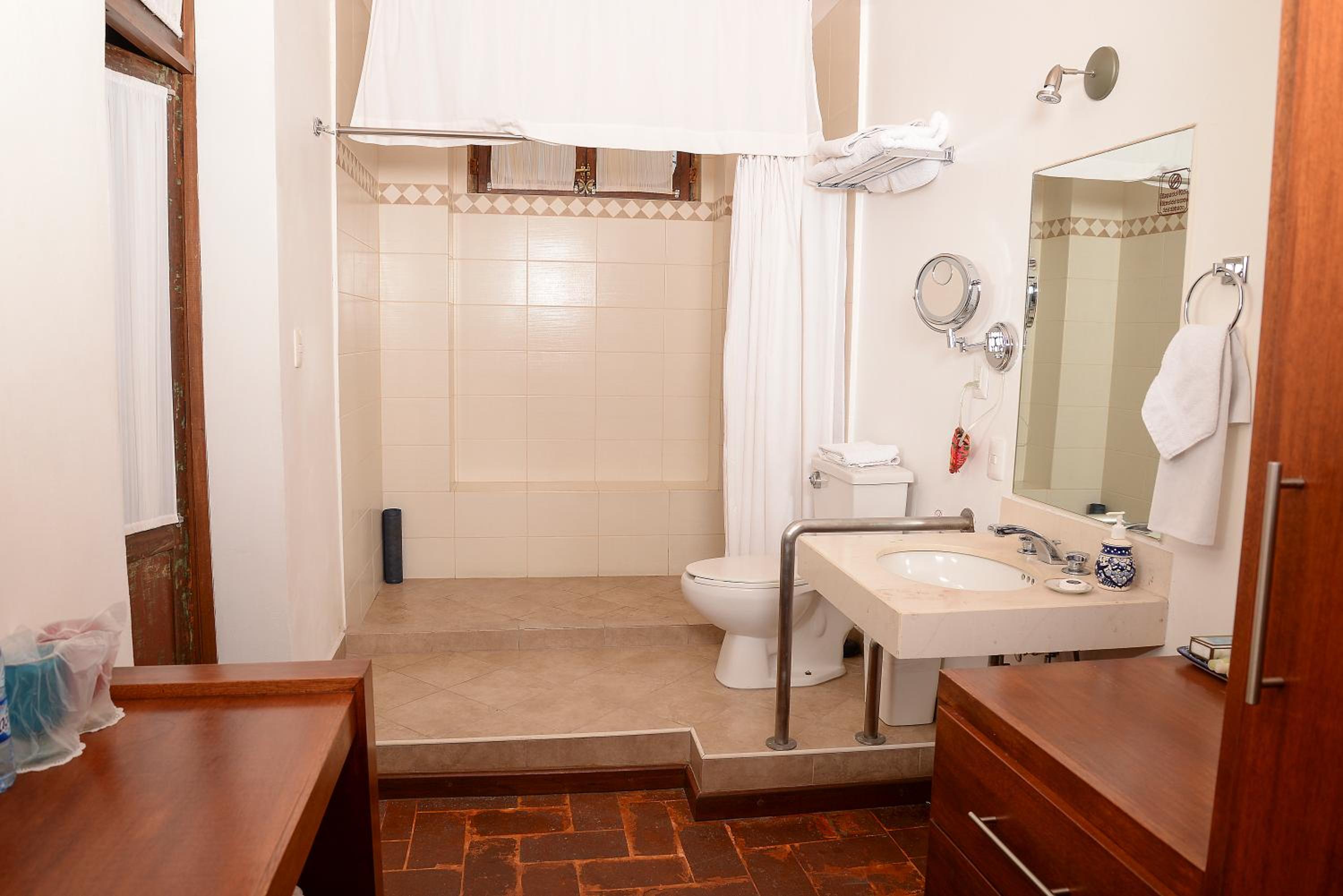 Family Suite with Balcony - Photo 6