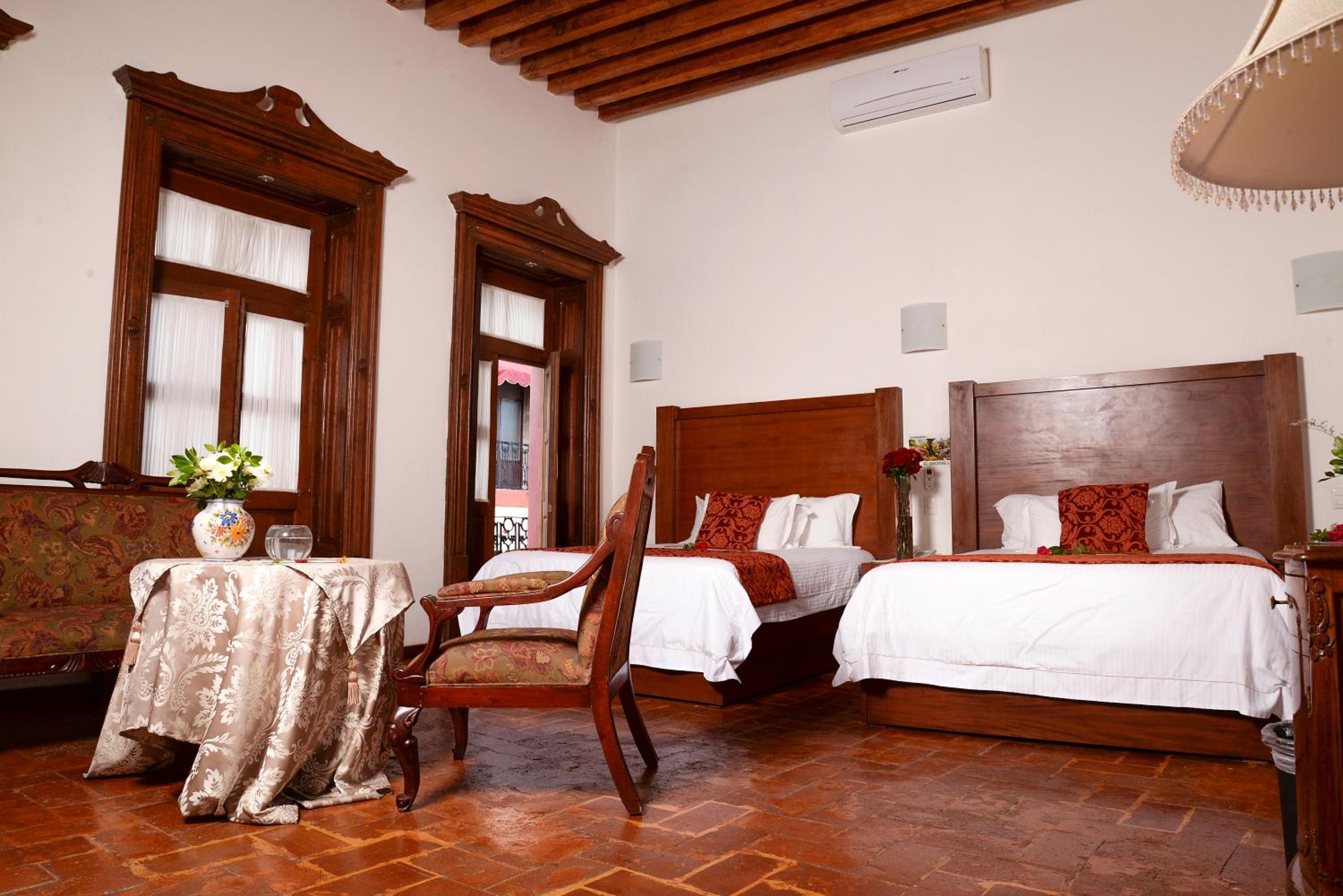 Family Suite with Balcony - Photo 7