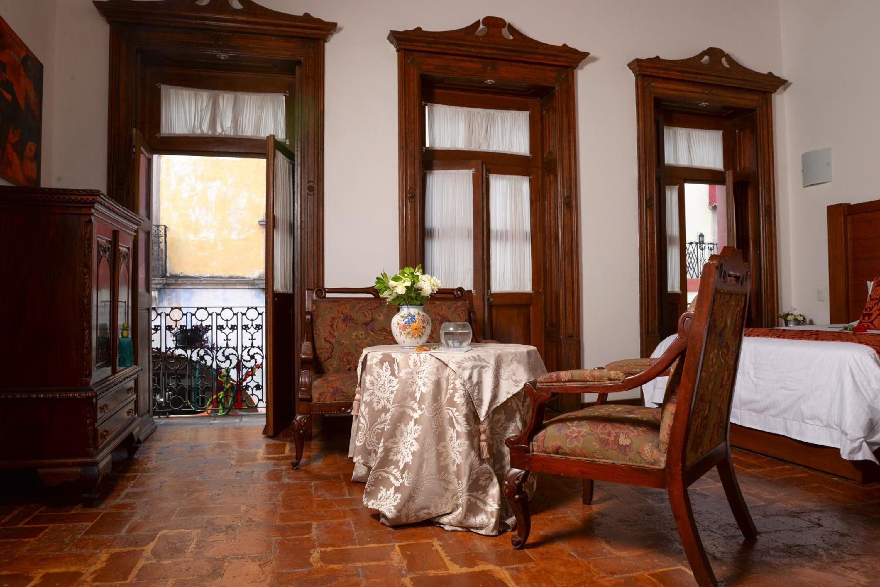 Family Suite with Balcony - Photo 4