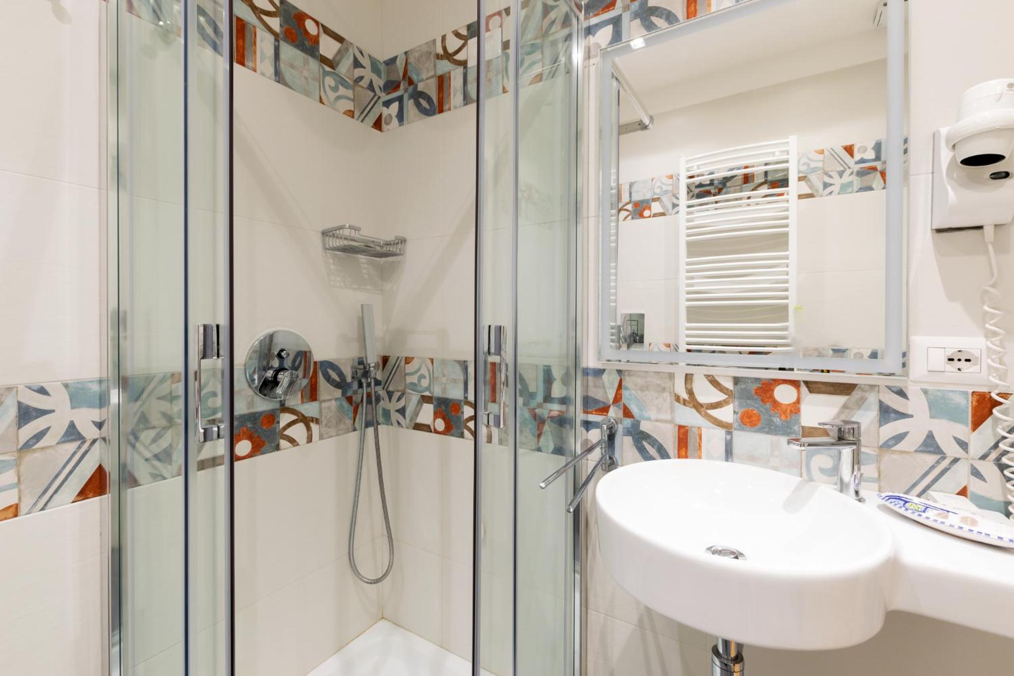 Deluxe Double or Twin Room with Balcony - Photo 12
