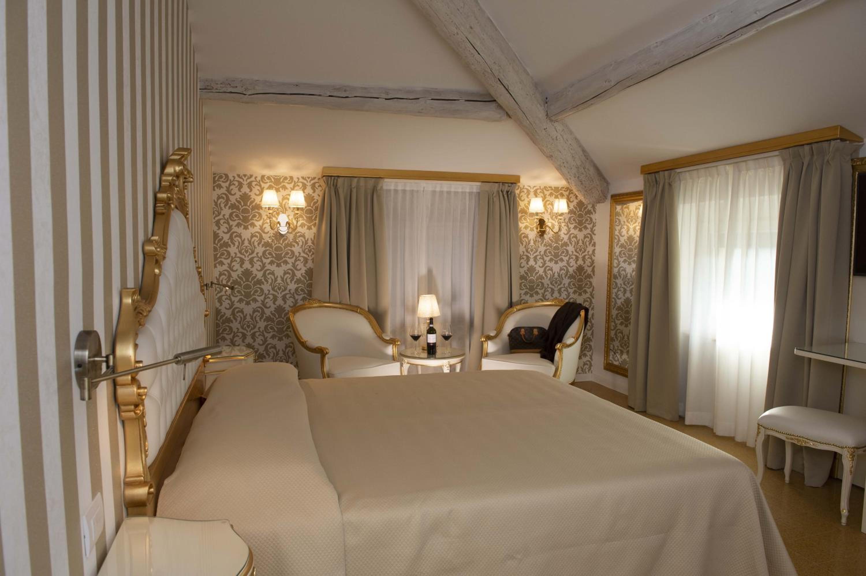 Deluxe Junior Suite photo 3