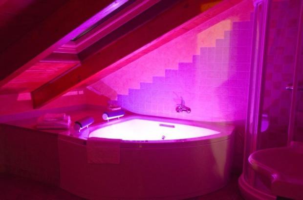 Suite with Hot Tub photo 2