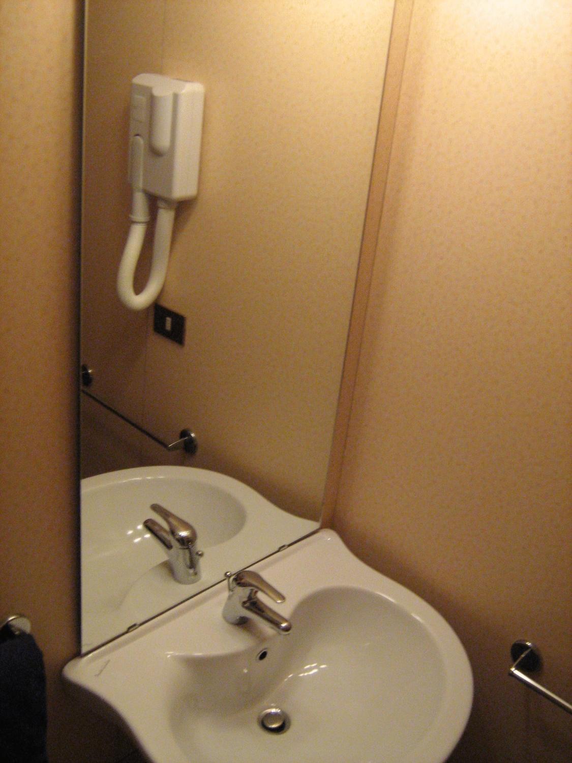 Double or Twin Room - Photo 7