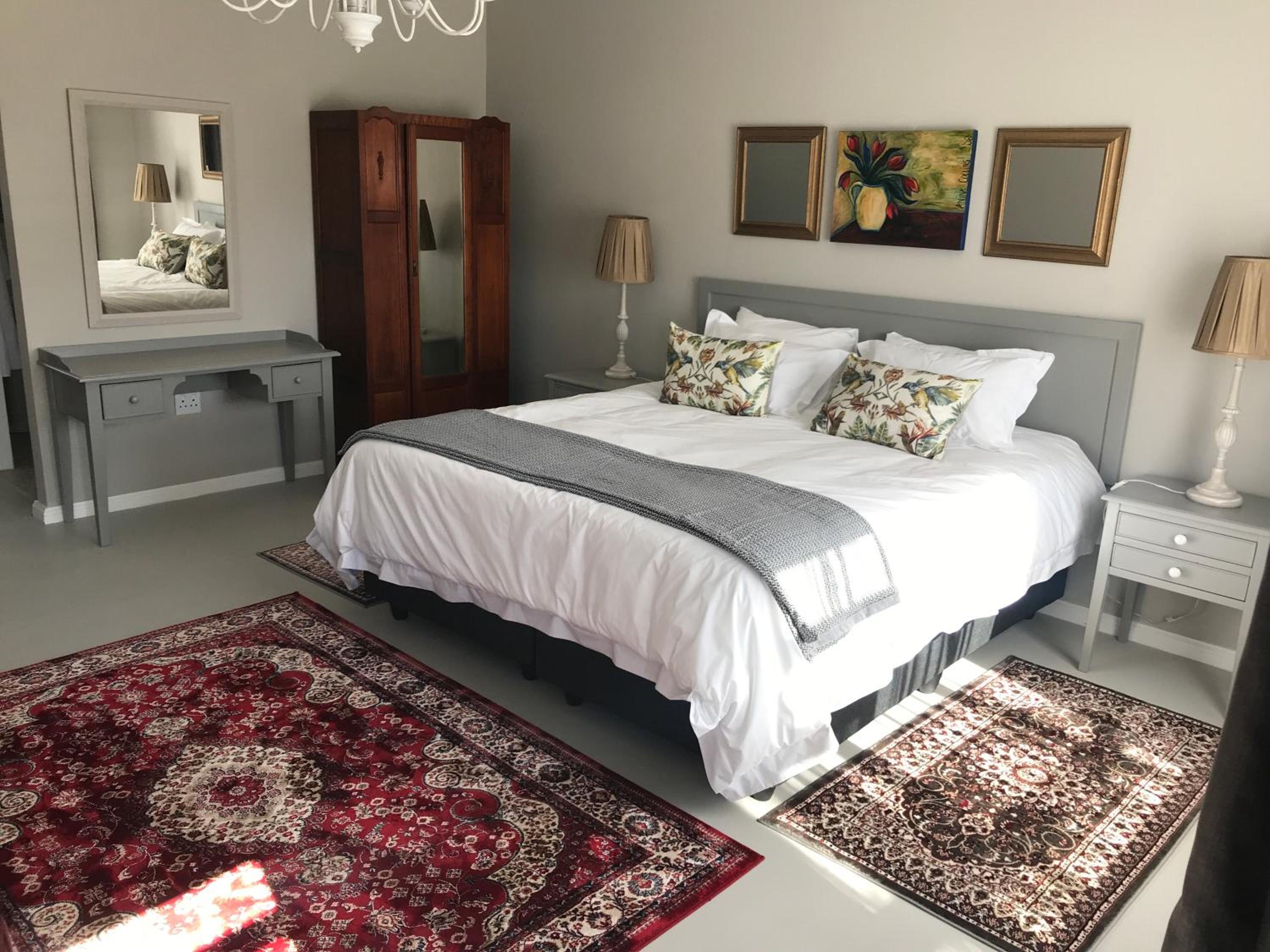 One-Bedroom Apartment - Photo 2
