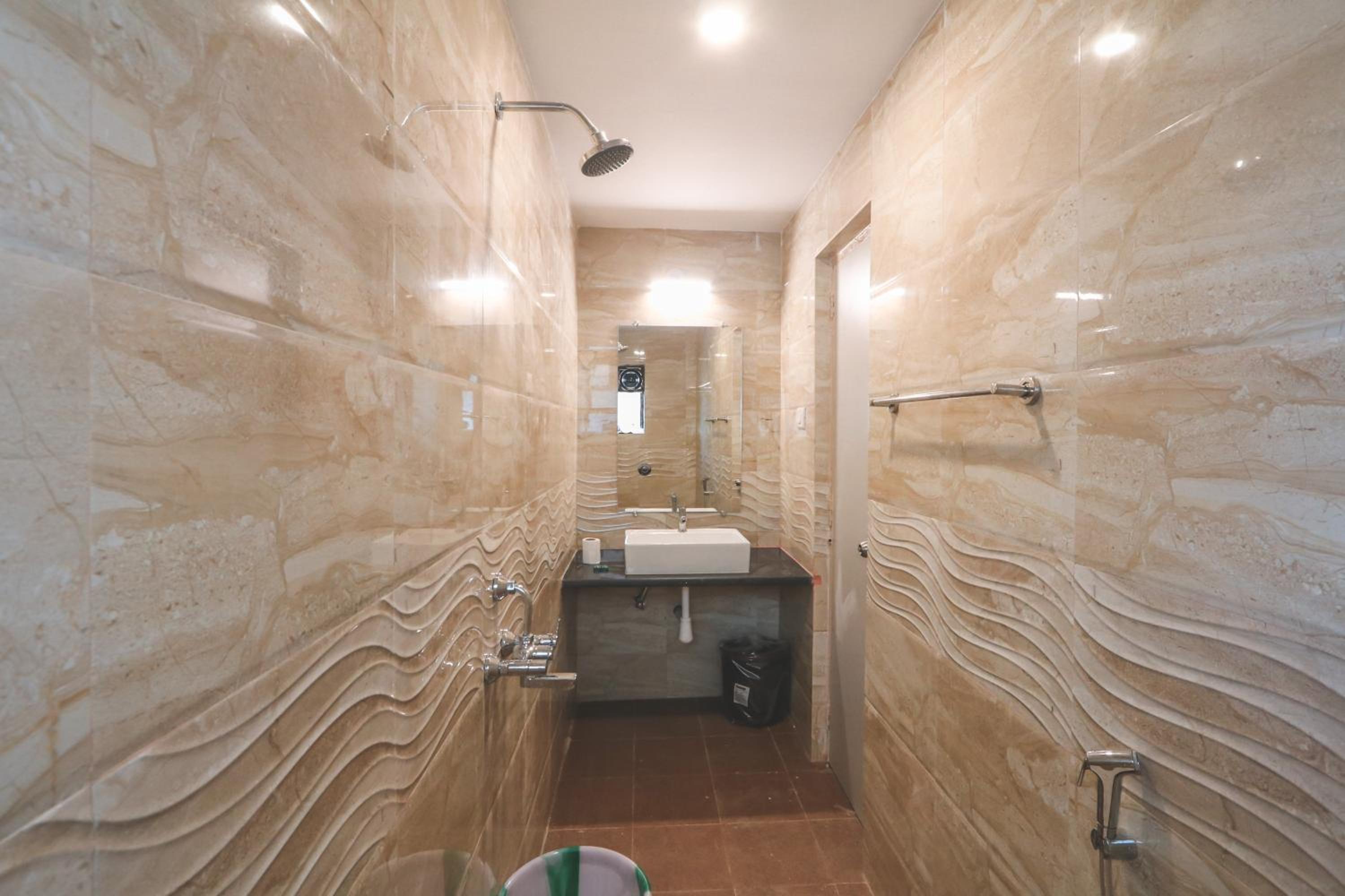 Deluxe Double Room (2 Adults + 1 Child) - Photo 11