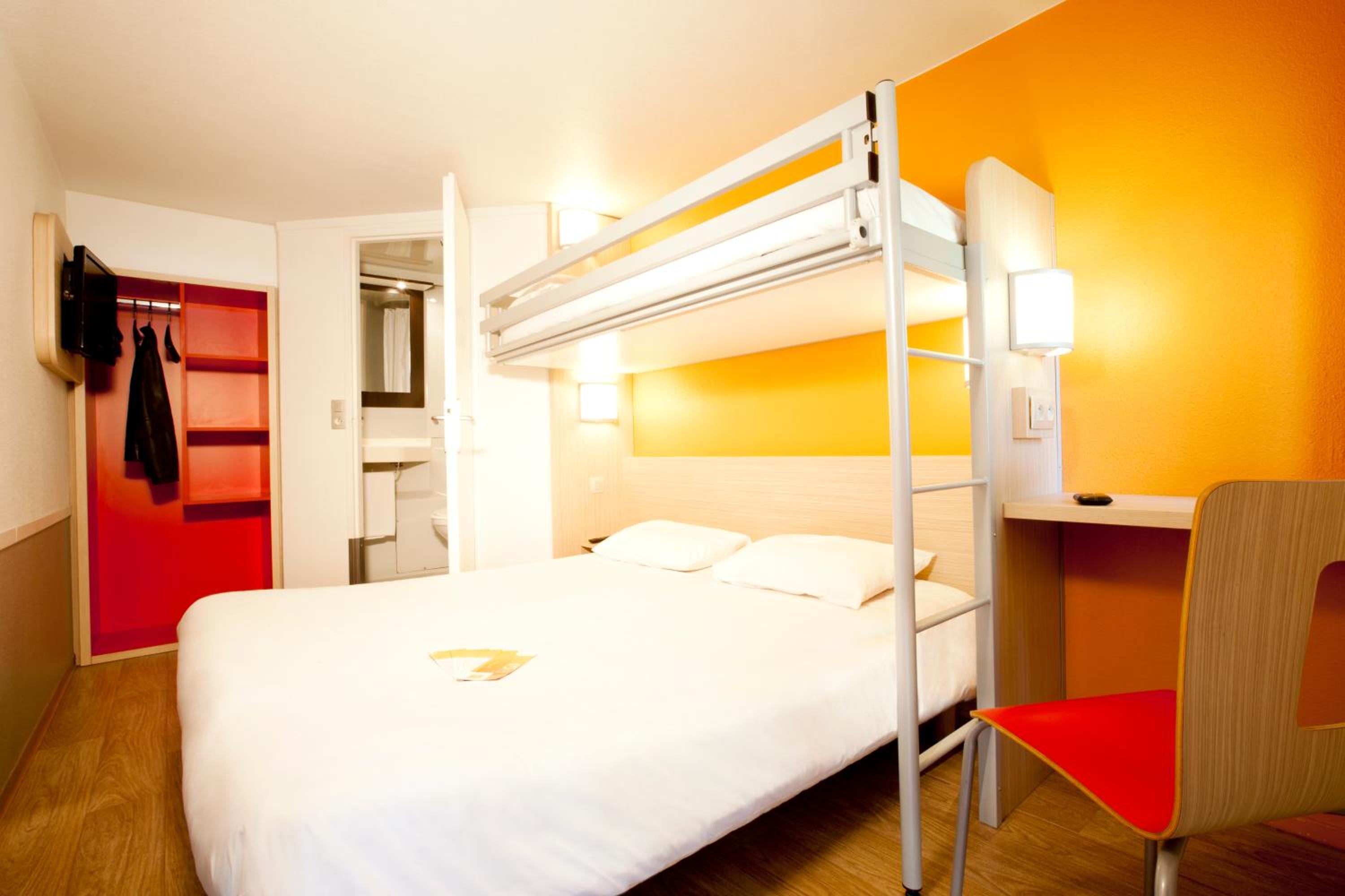Triple Room (1 Double Bed + 1 Single Bed)