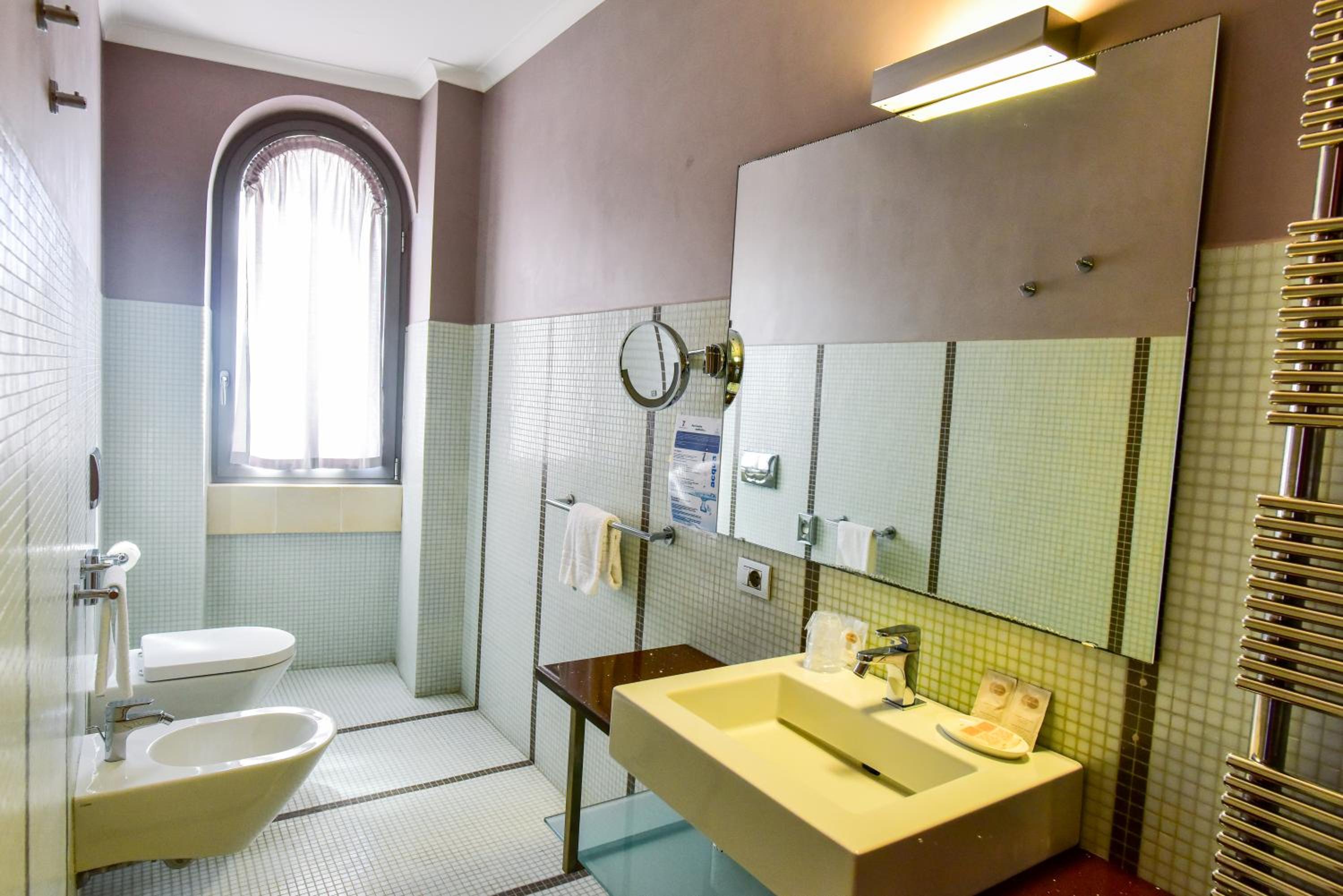 Standard Double or Twin Room - Photo 11