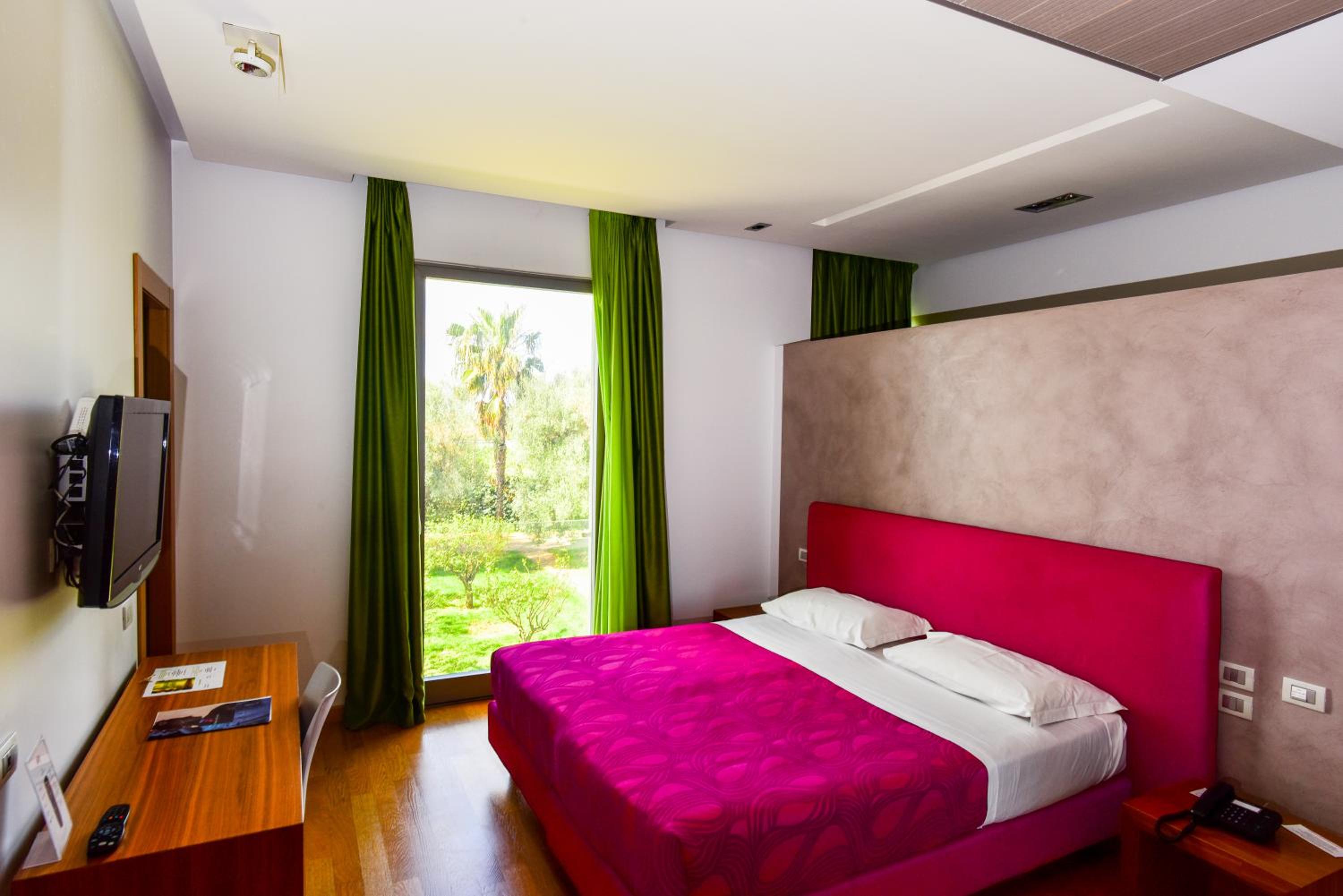 Standard Double or Twin Room - Photo 12