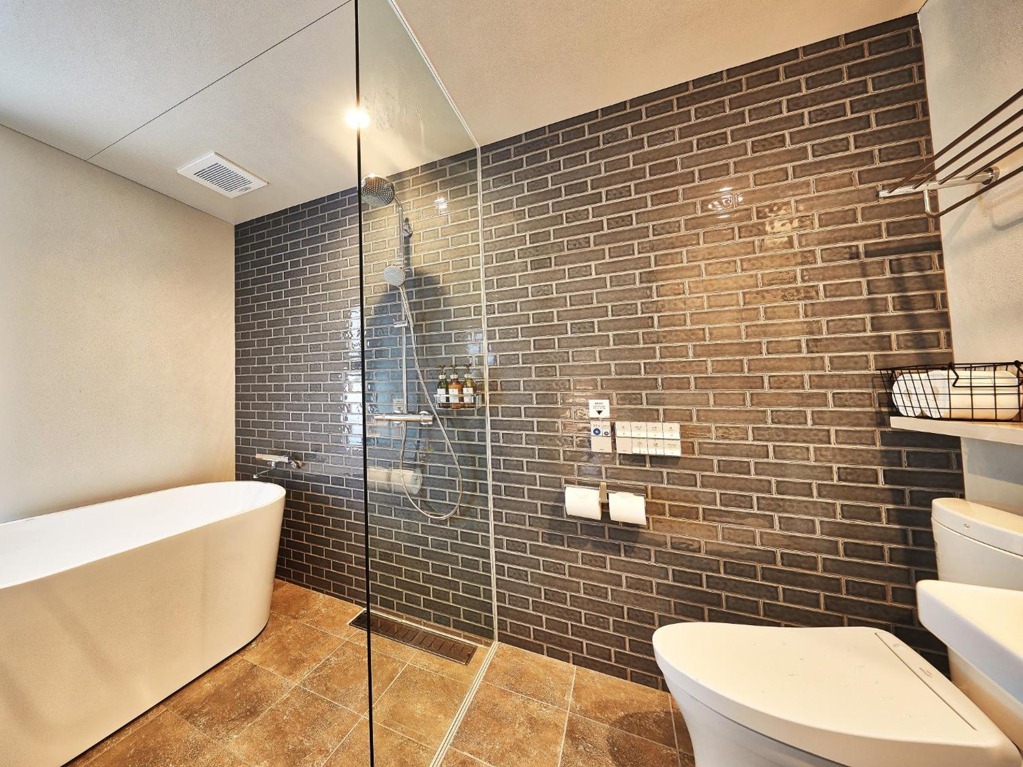 Standard Twin Room - Photo 8