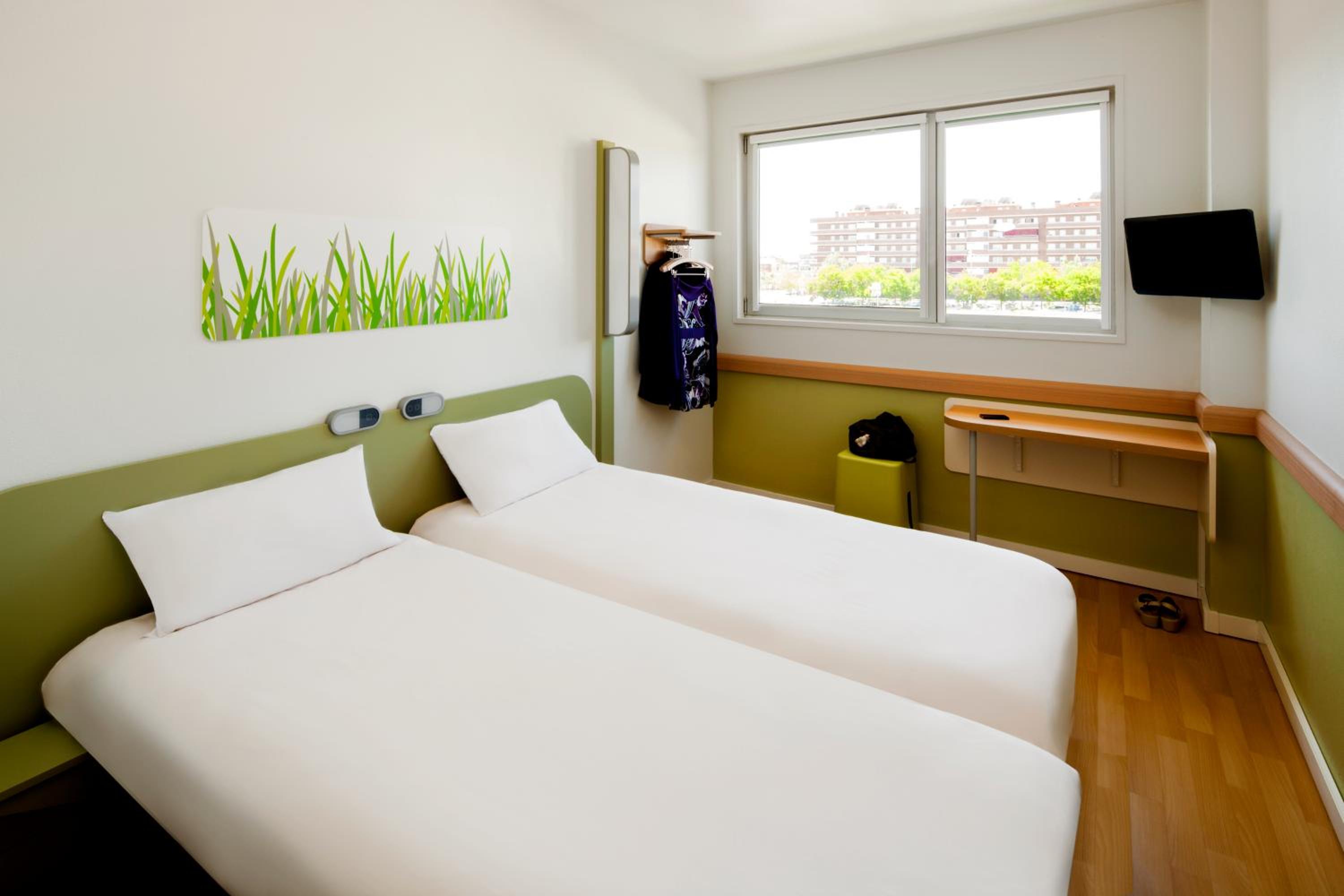 Twin Room - Photo 2