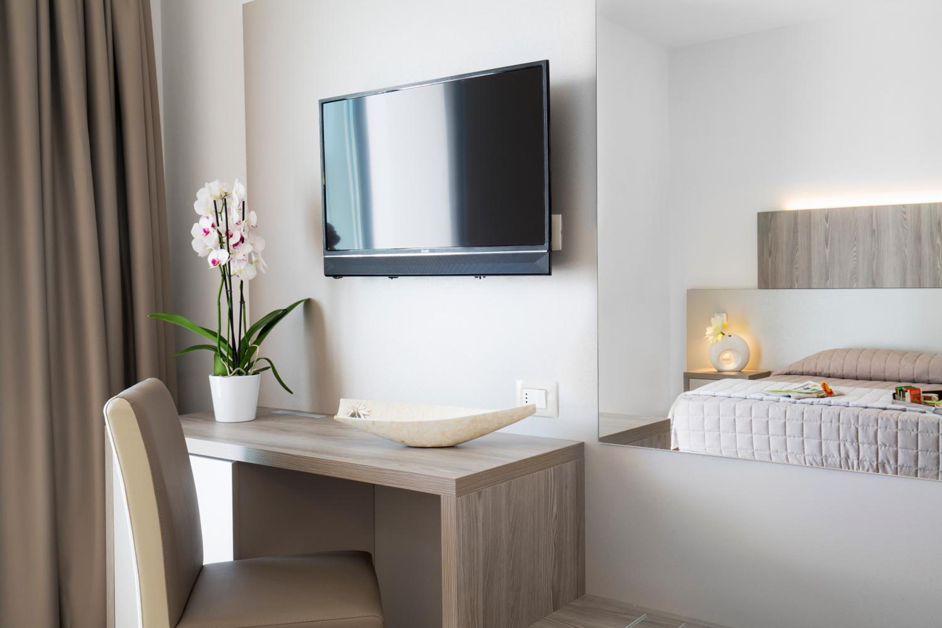 Double Room with Balcony (2 Adults + 1 Child) photo 3
