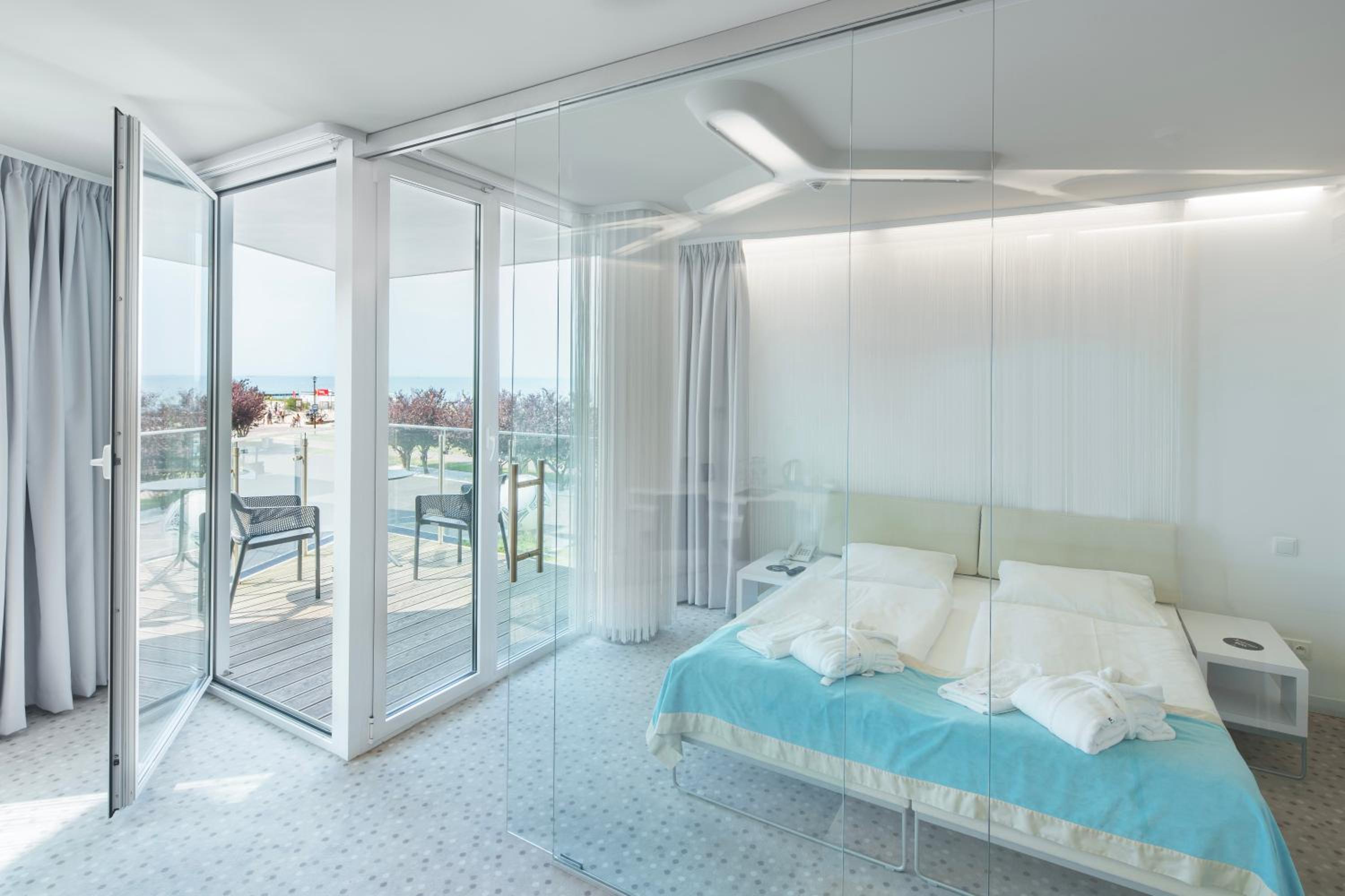 Deluxe Apartment with side sea view - Photo 3