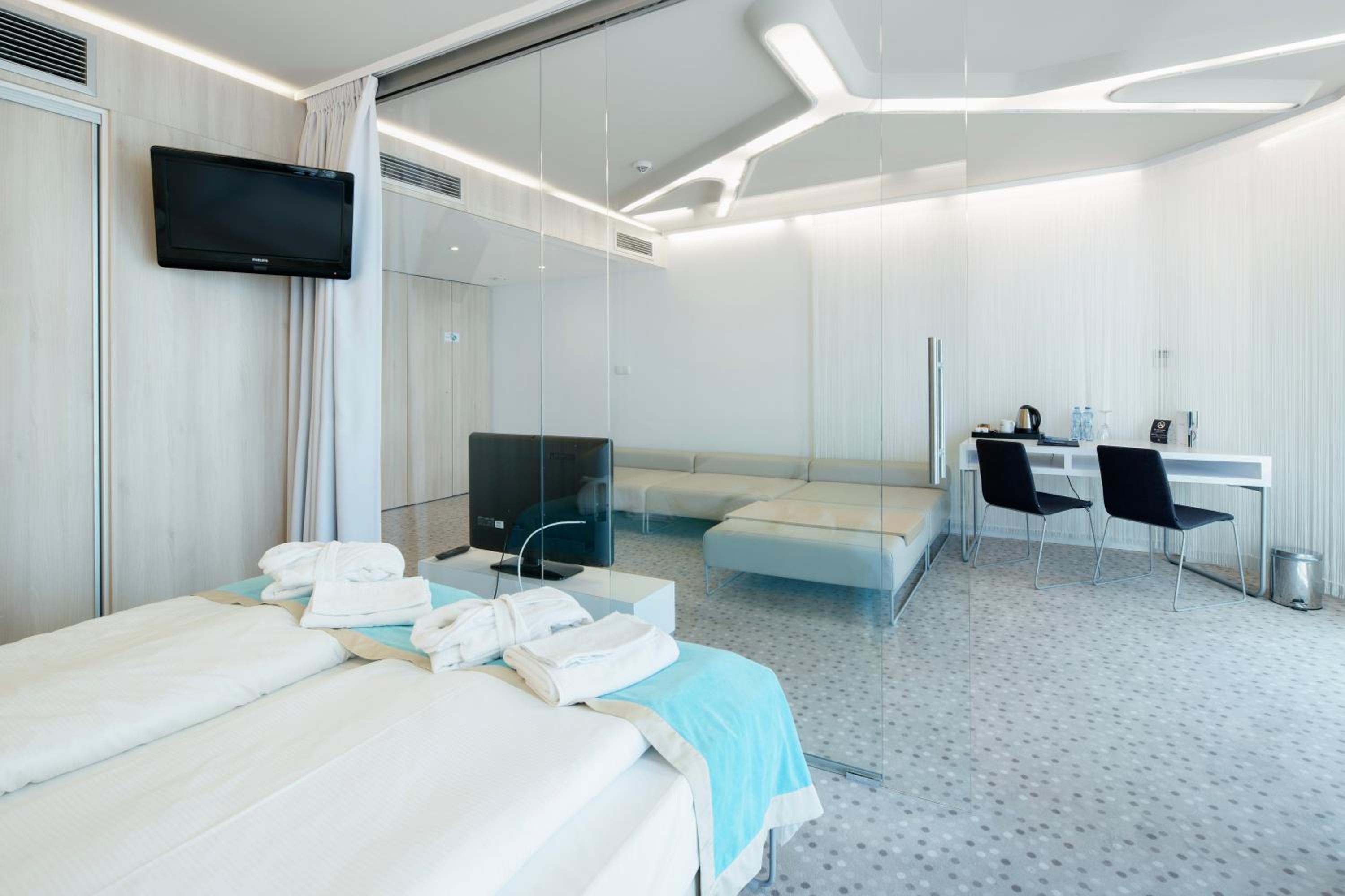 Deluxe Apartment with side sea view - Photo 10