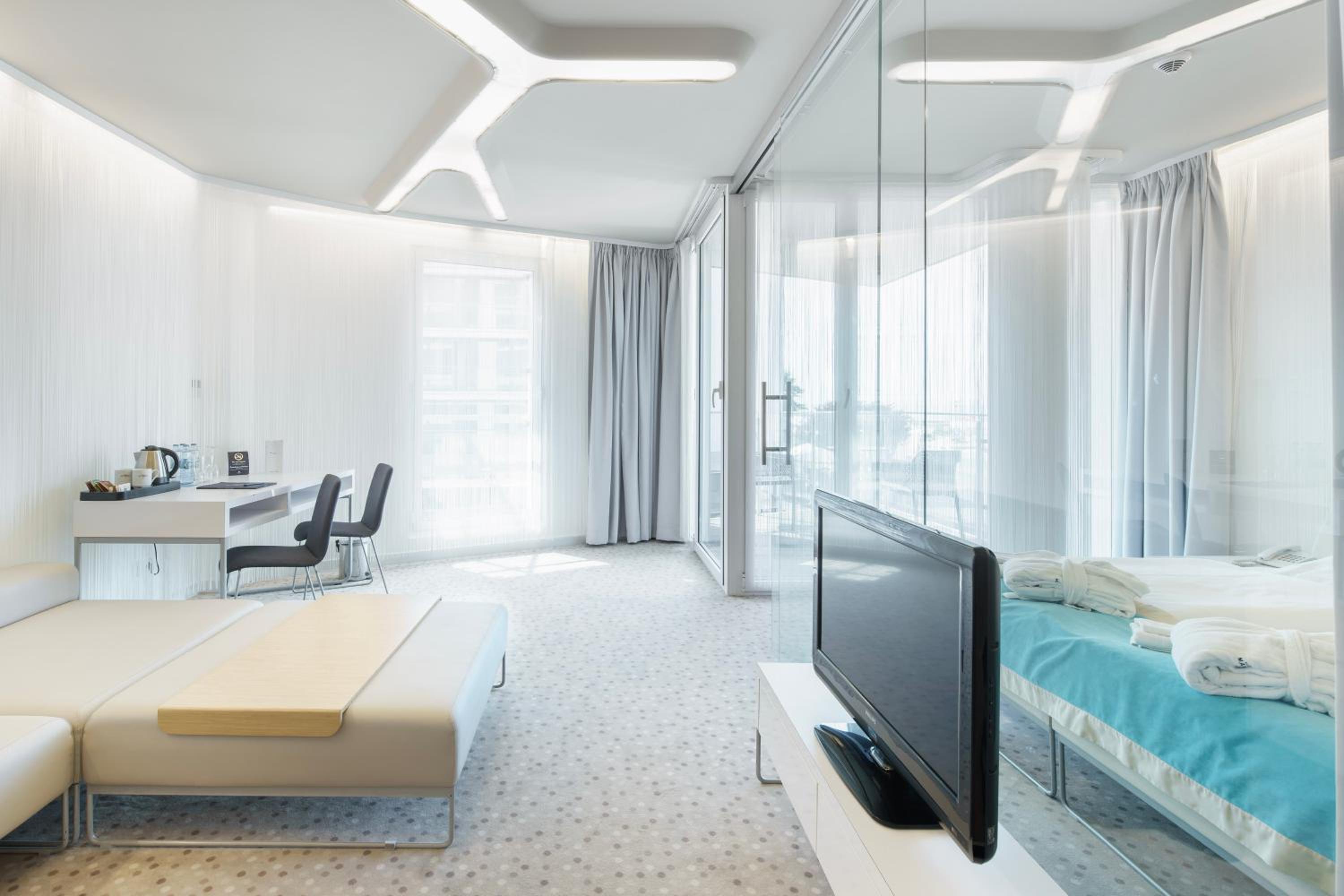 Deluxe Apartment with side sea view - Photo 9