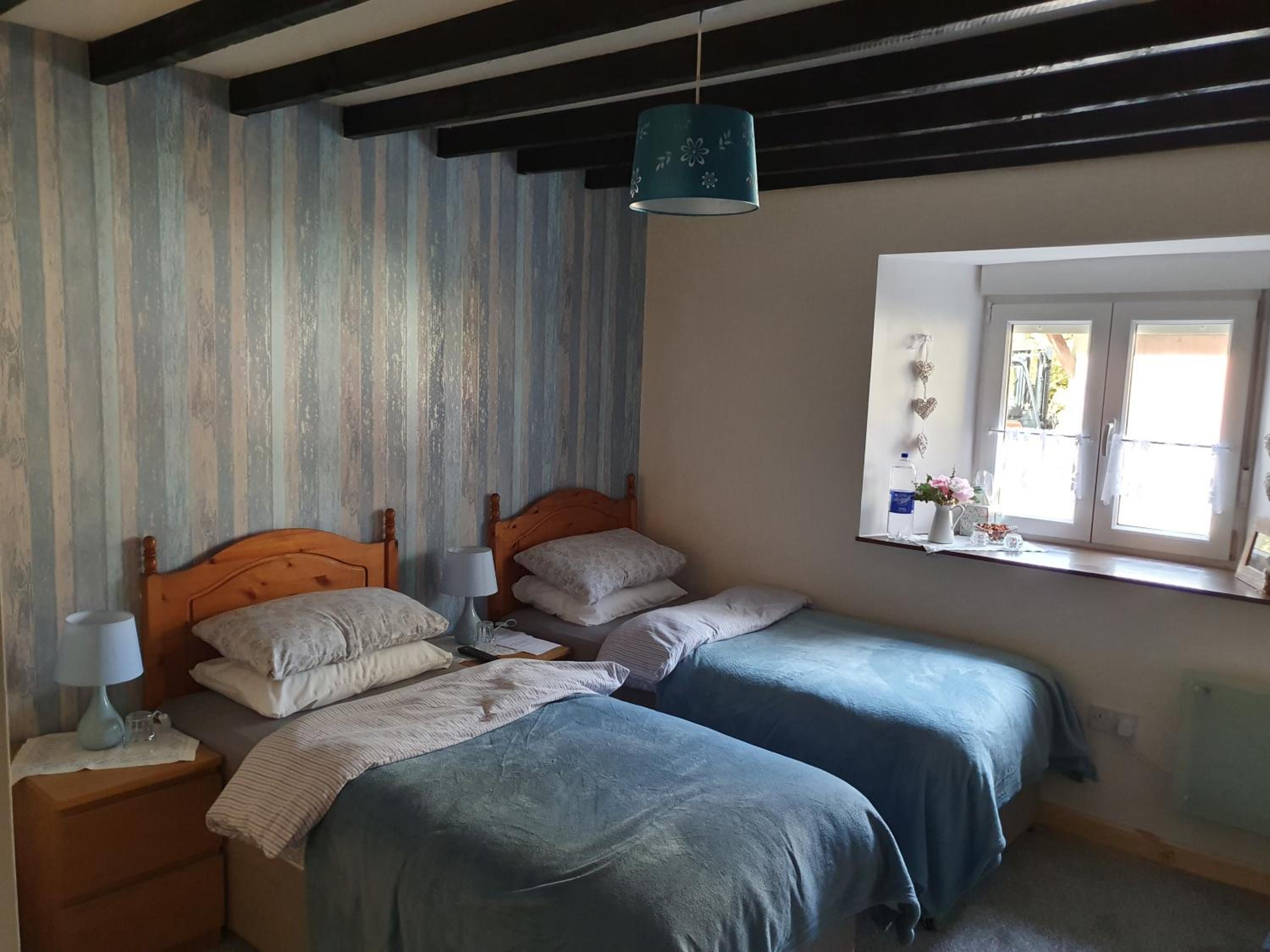 Double or Twin Room with Private Bathroom - Photo 1