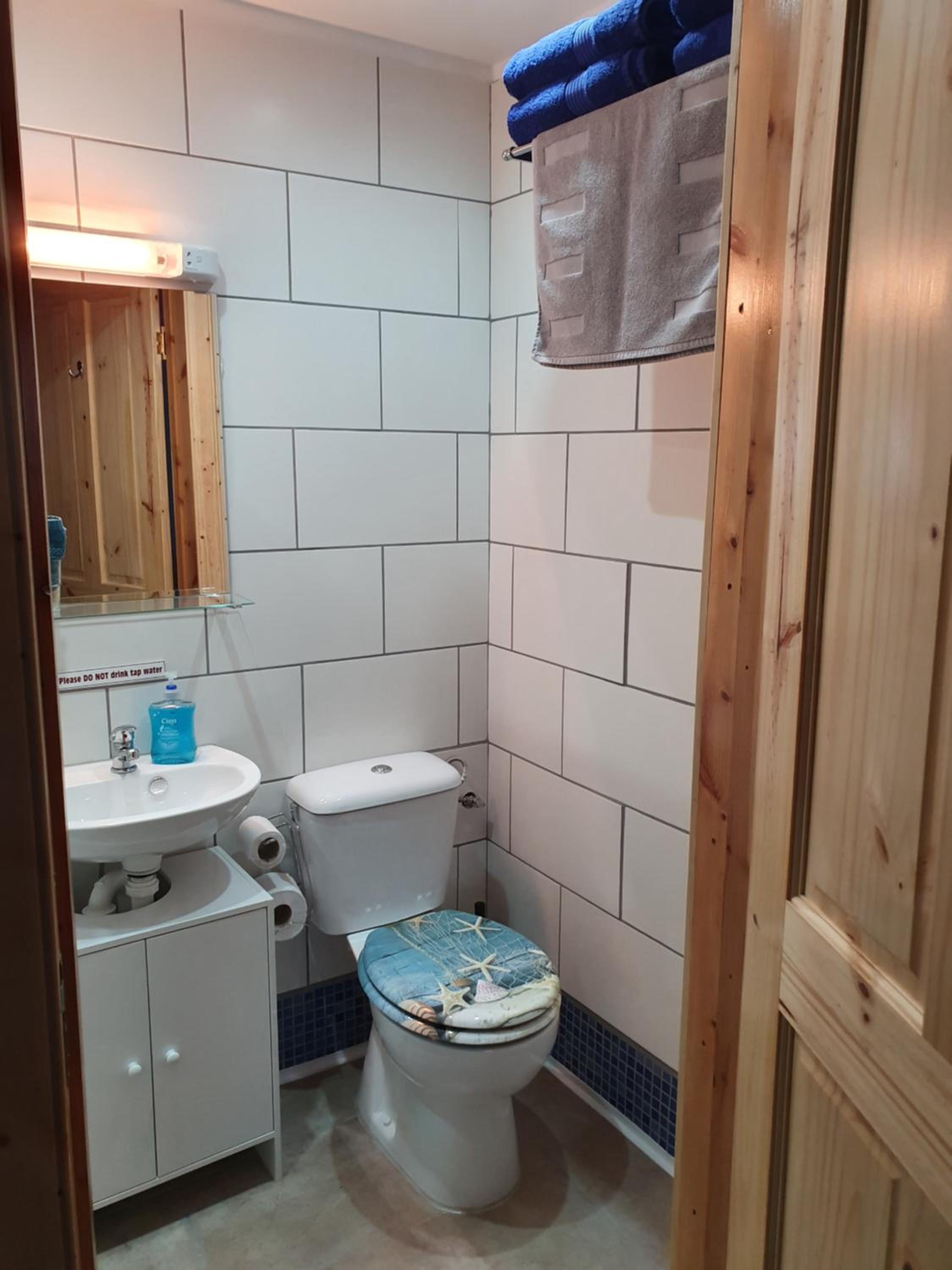 Double or Twin Room with Private Bathroom - Photo 3