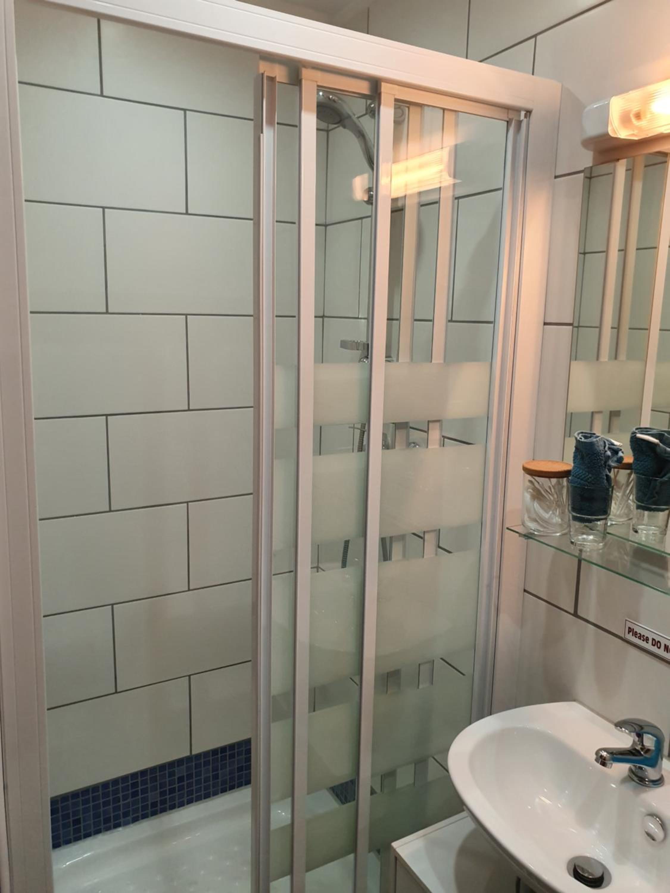 Double or Twin Room with Private Bathroom - Photo 4