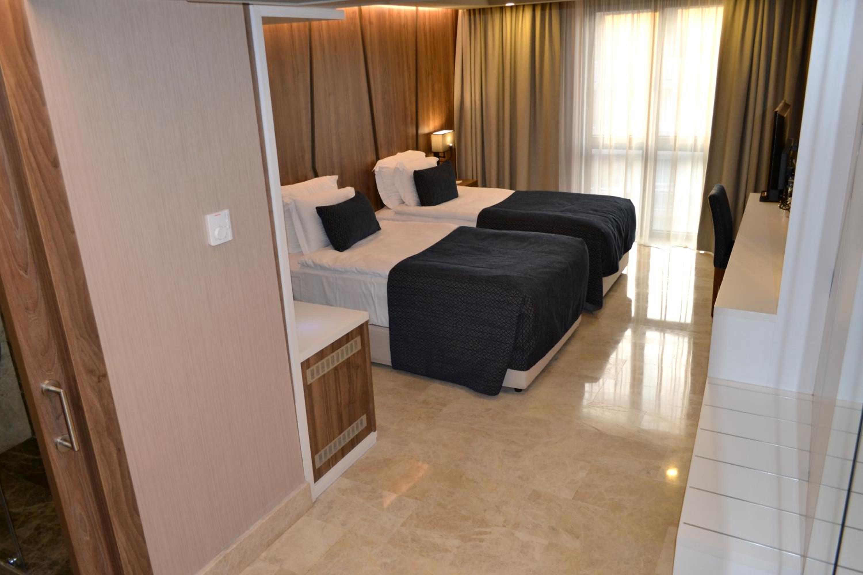 Standard Twin Room thumbnail 5