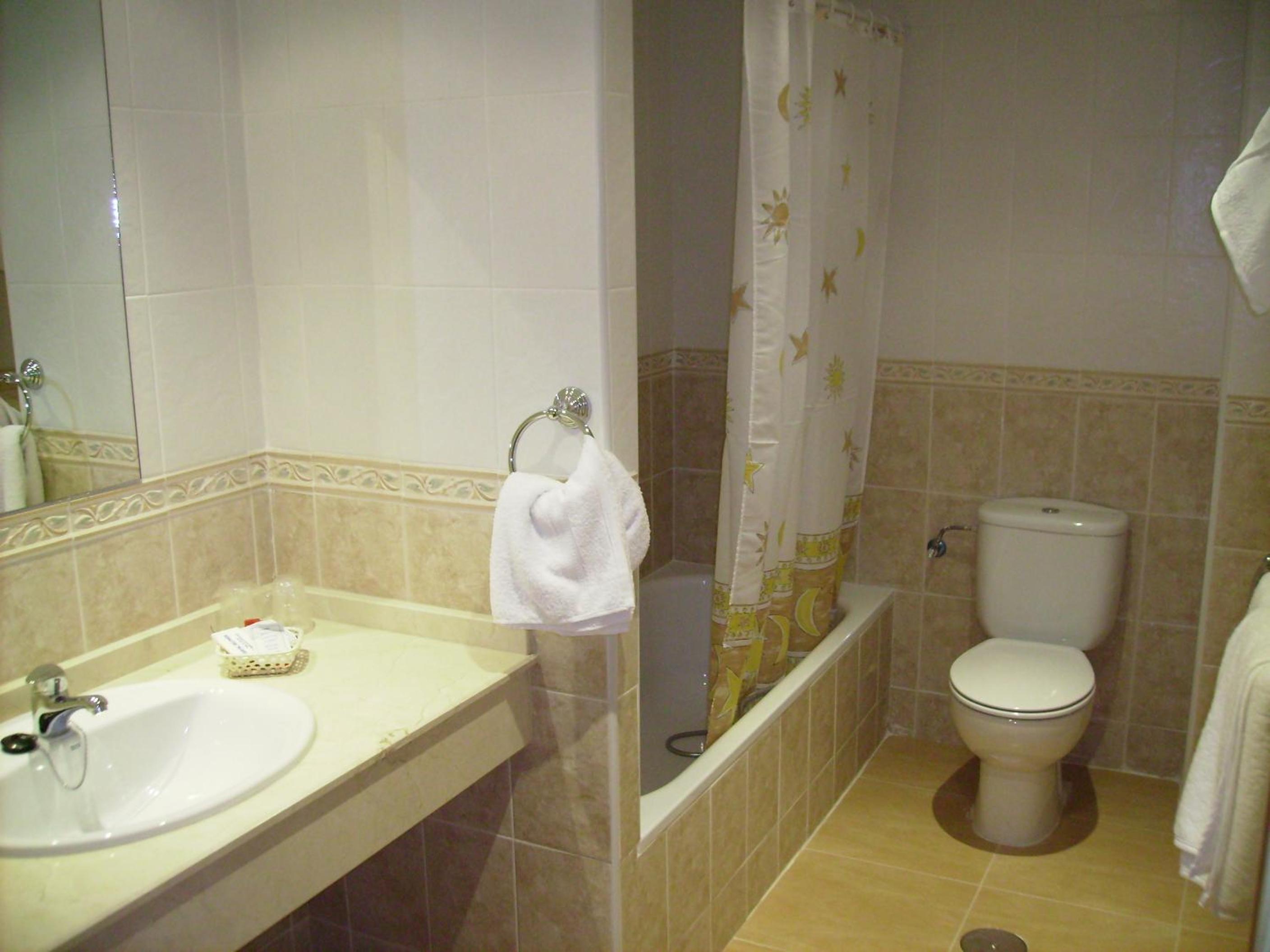 Double or Twin Room - Photo 3