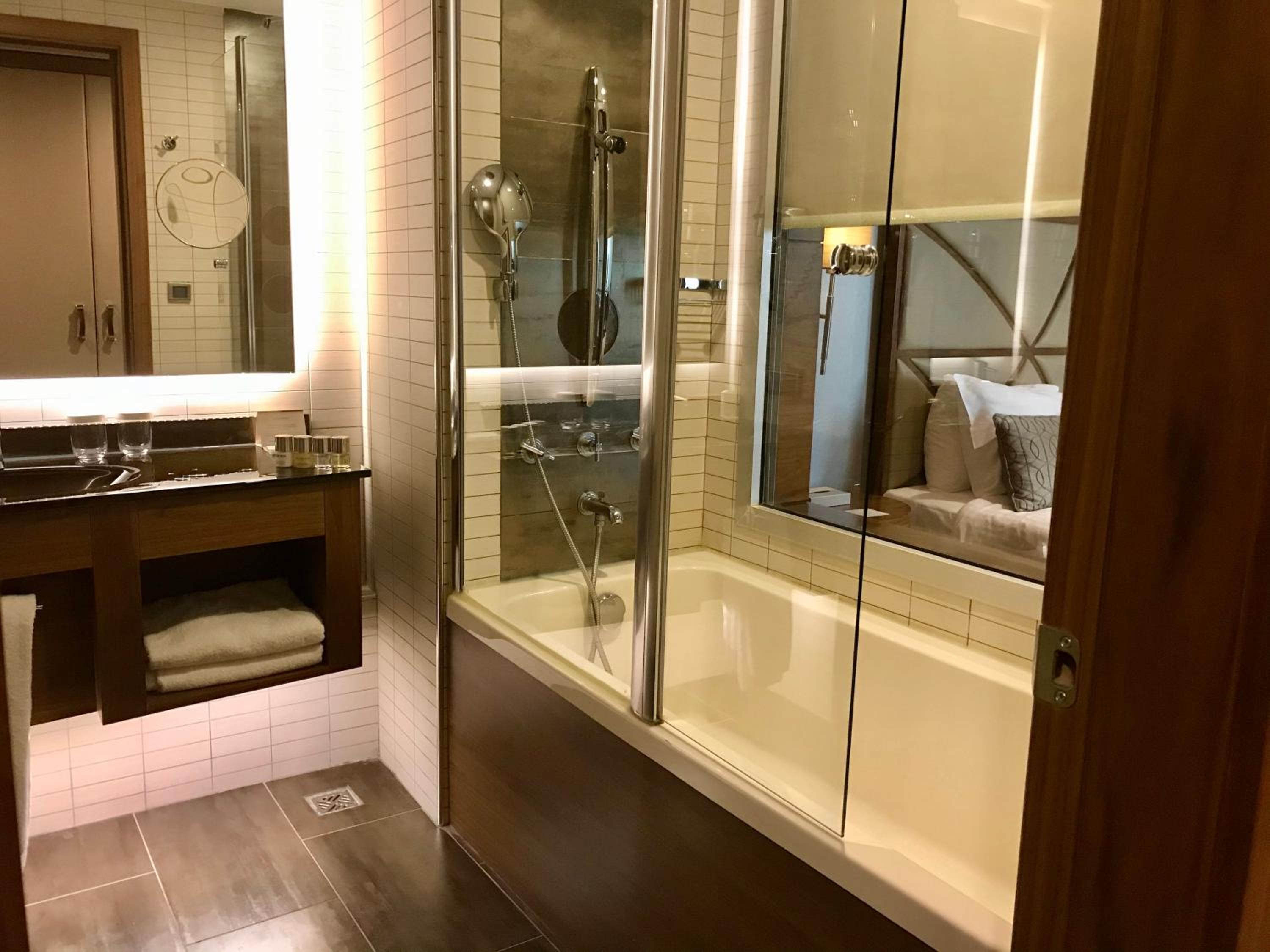 Superior Twin Room with Partial Sea View photo 2