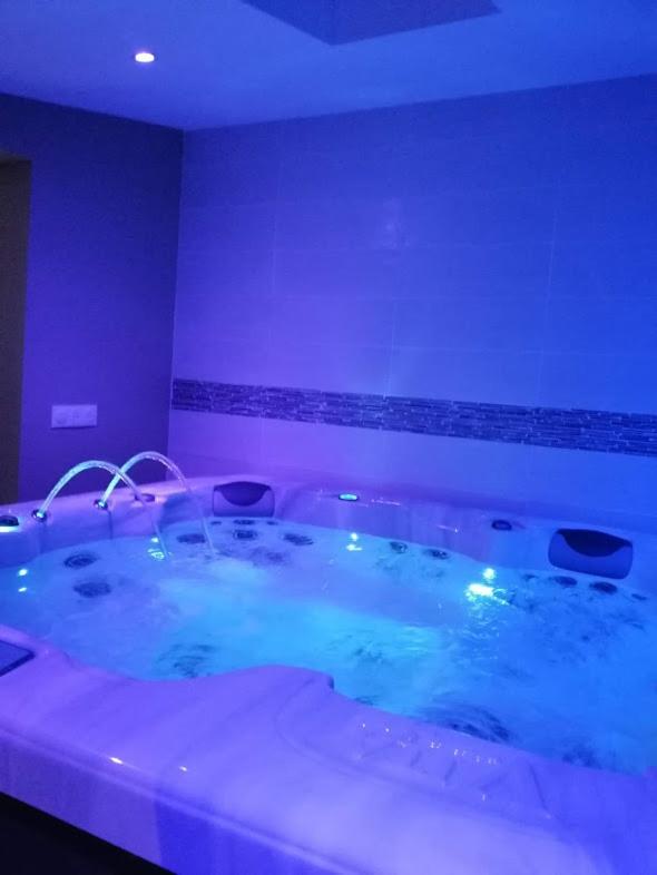 Suite with Spa Access - Photo 15