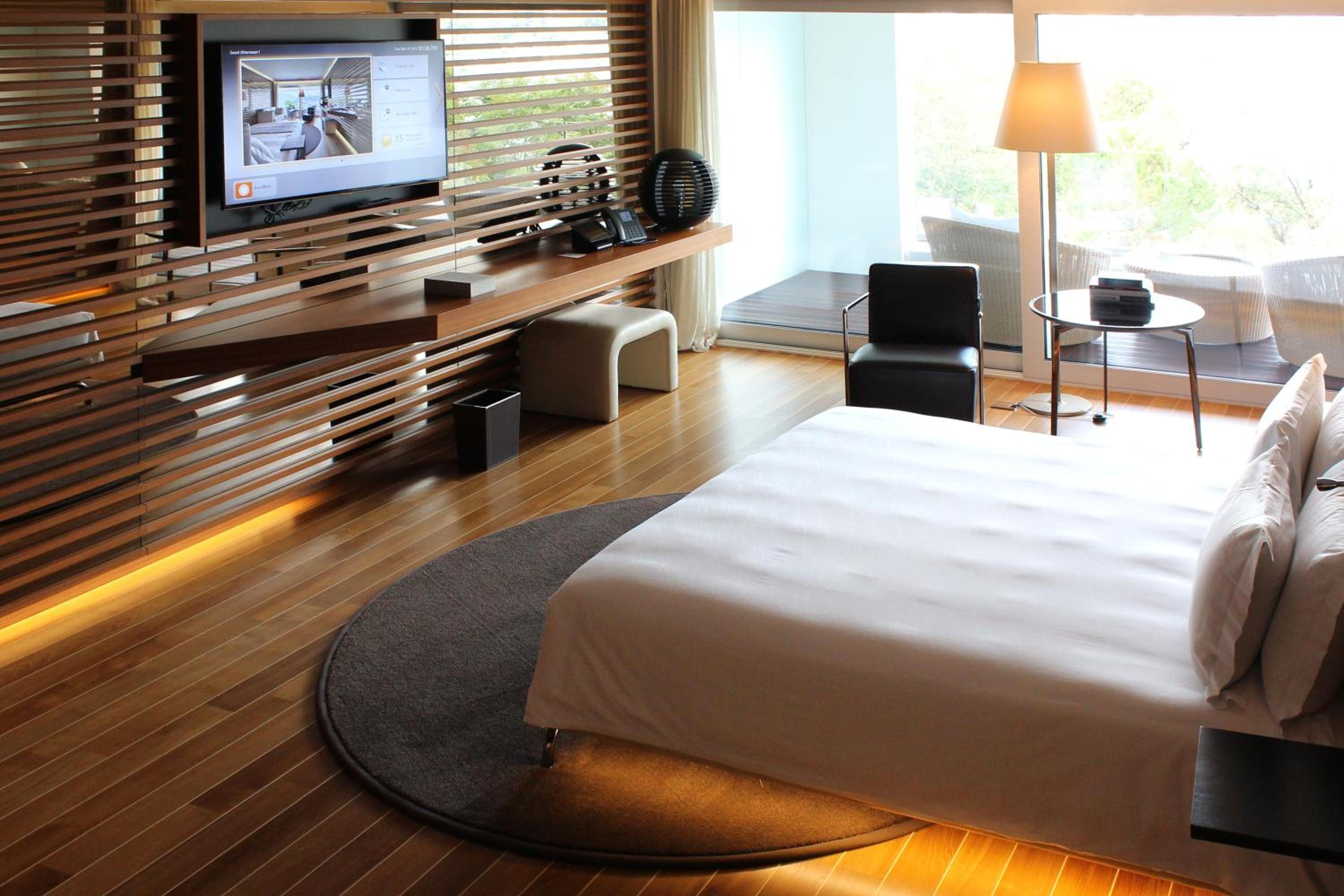 Classic Junior Suite with Lake View