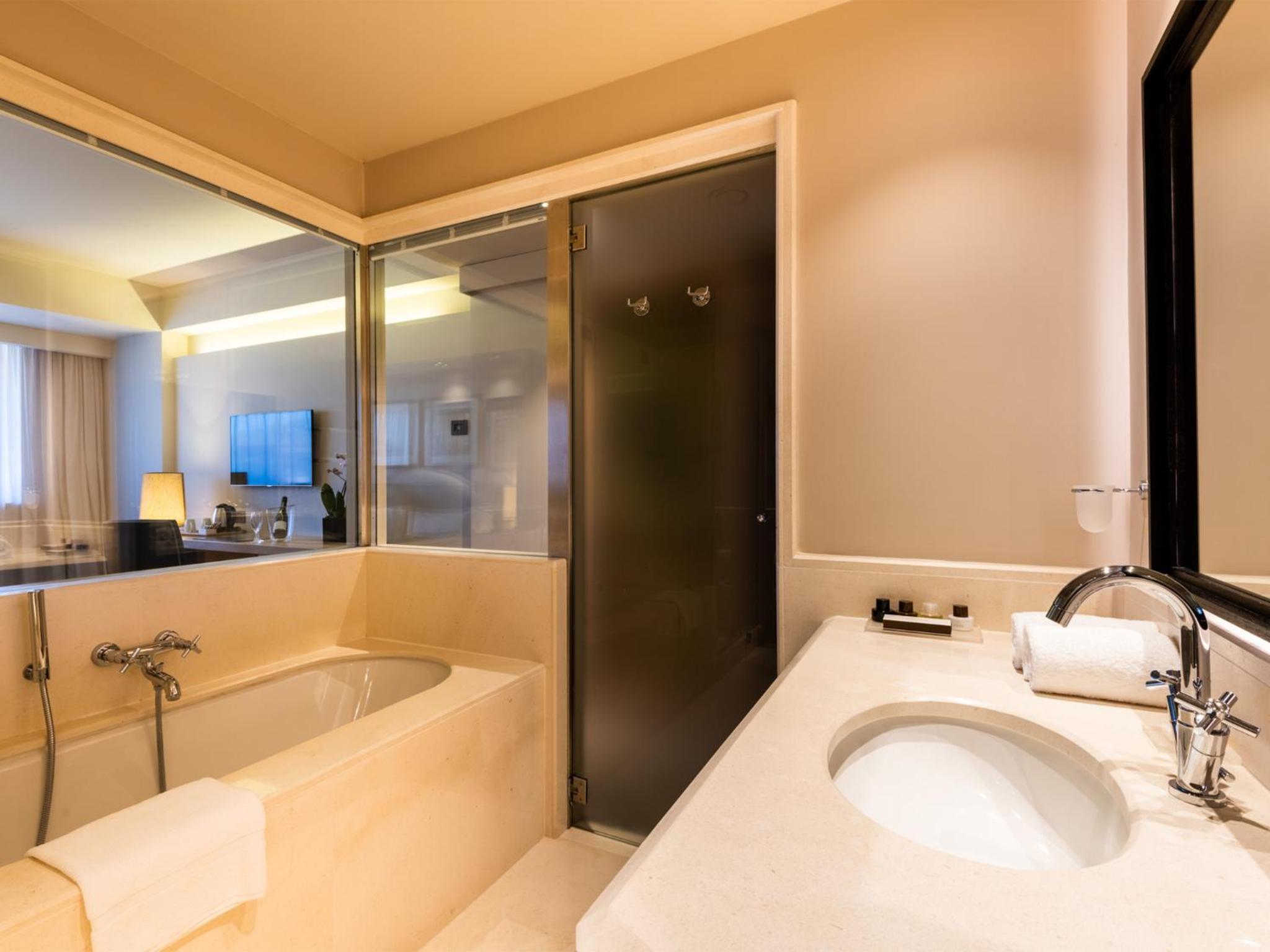 Executive Double Room - Photo 8