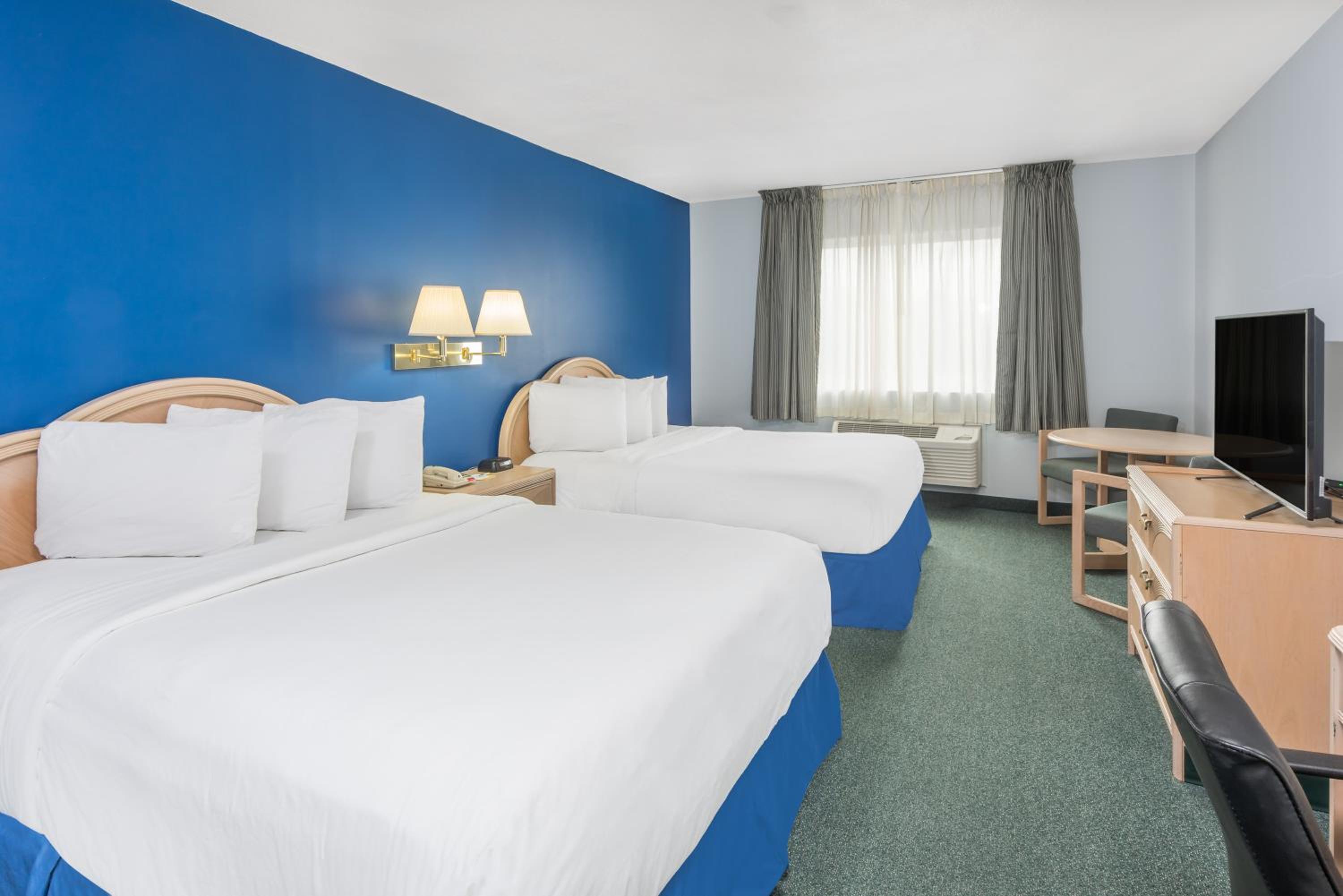 Queen Room with Two Queen Beds - Non-Smoking - Photo 3