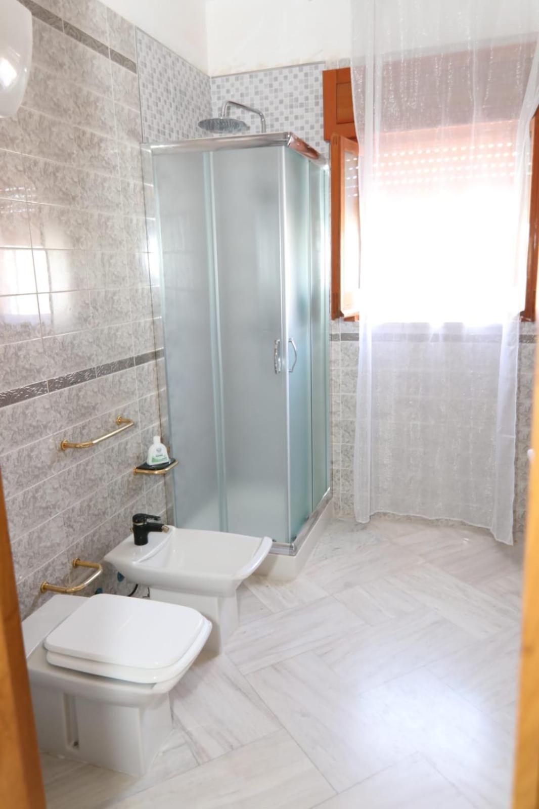 Quadruple Room with Private Bathroom - Photo 9