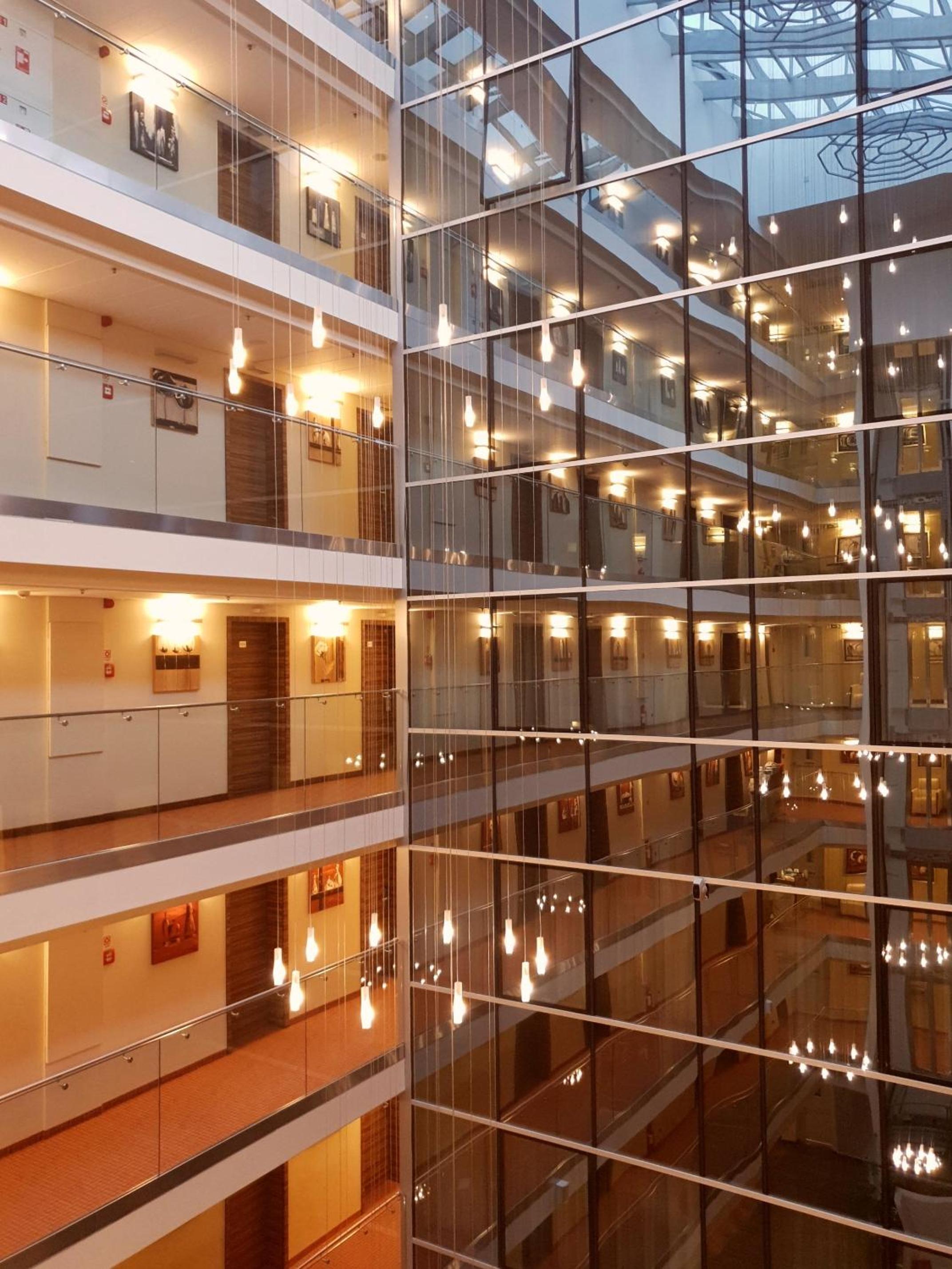 Standard Double or Twin Room with Atrium View photo 2