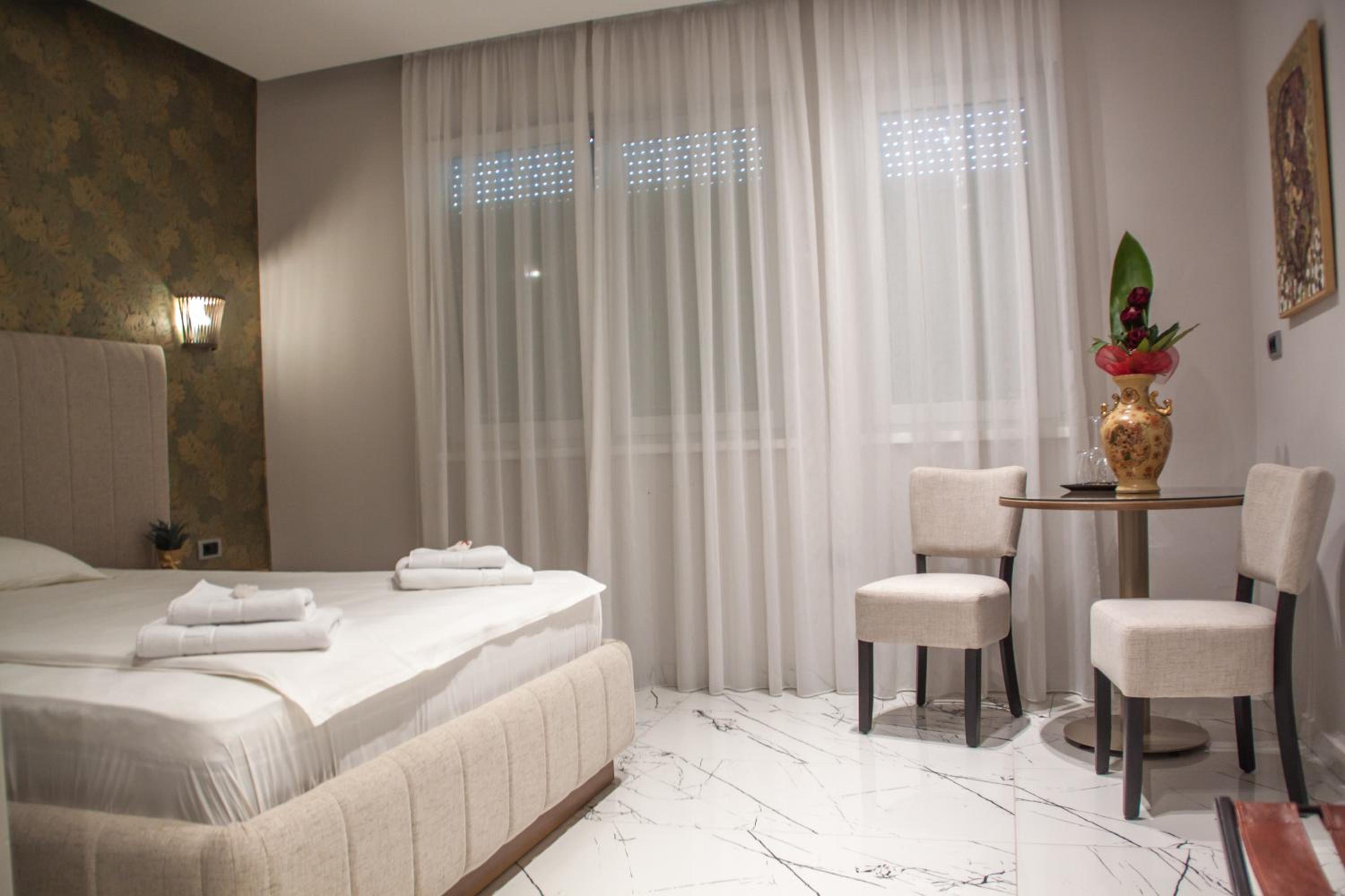Standard Double or Twin Room - Photo 3
