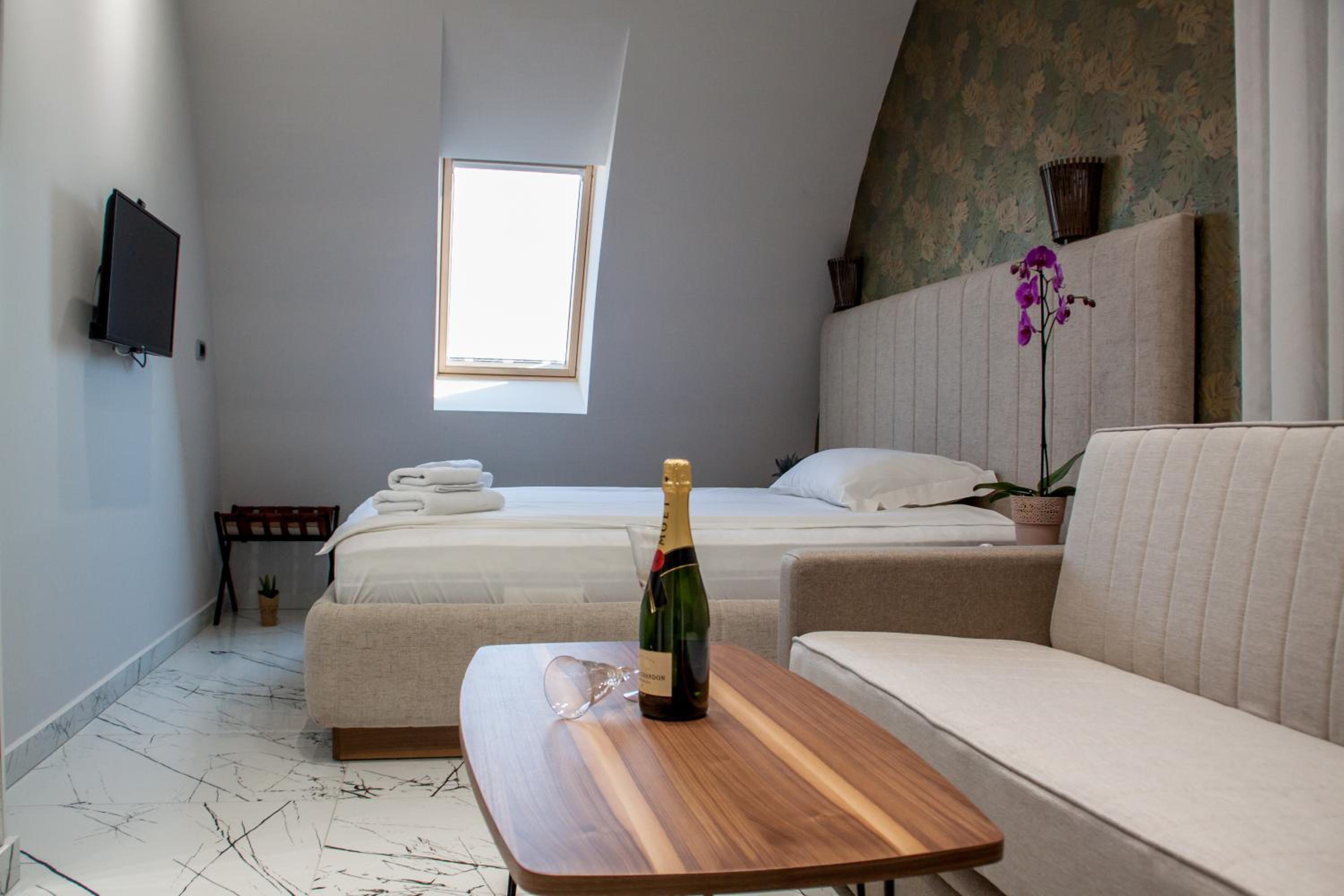 Standard Double or Twin Room - Photo 7