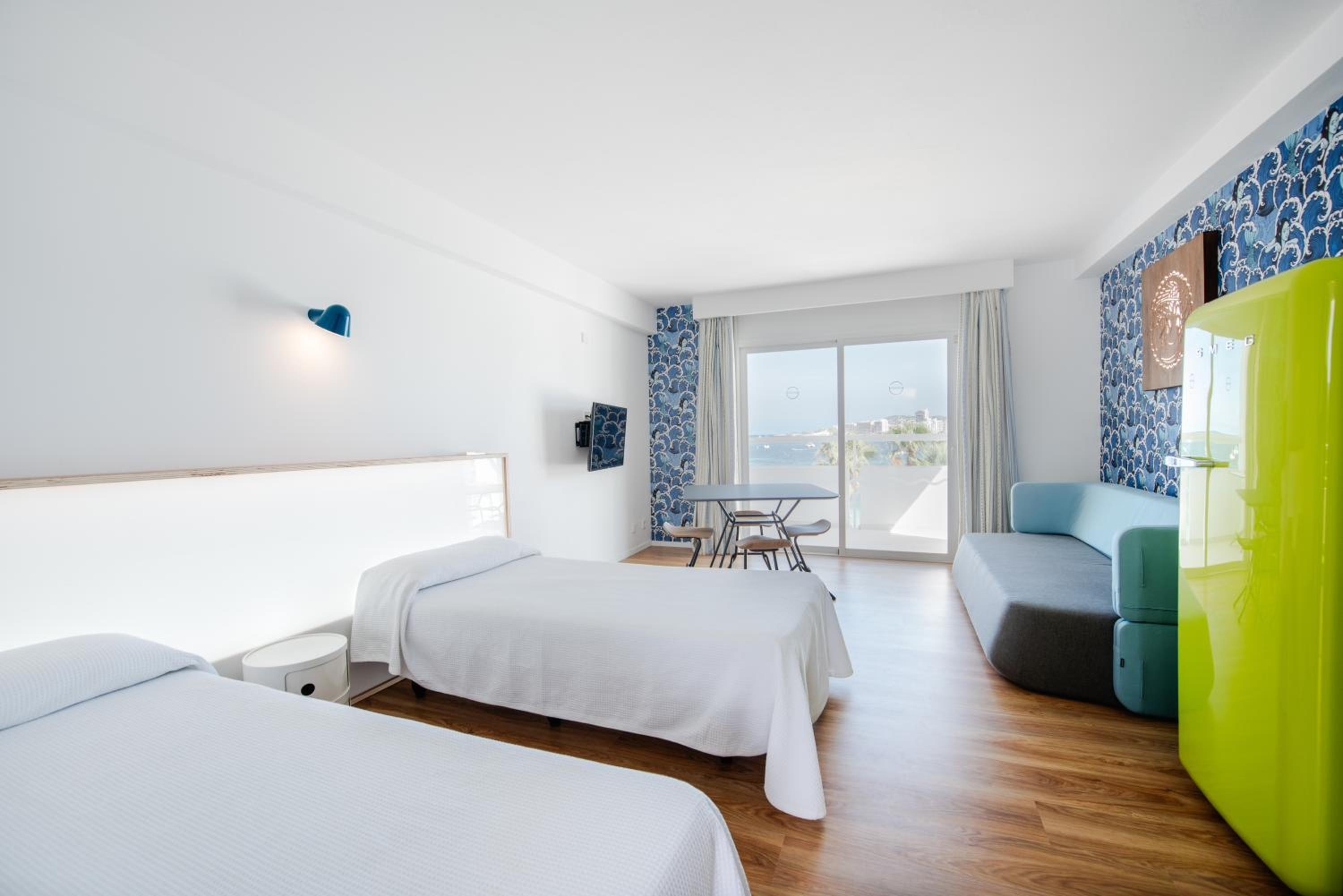 Estudio con vista al mar