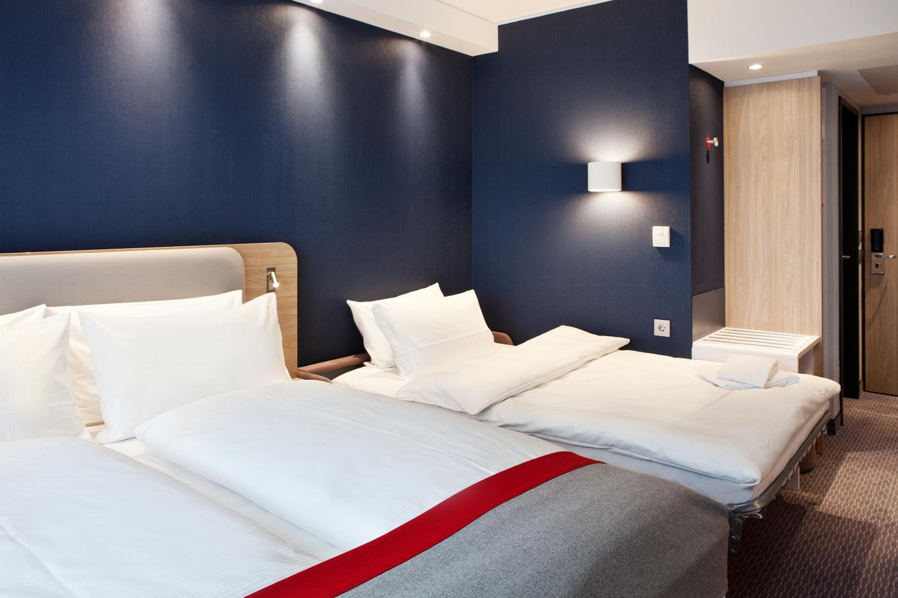 Standard Queen Room with Single Sofa Bed - Photo 7