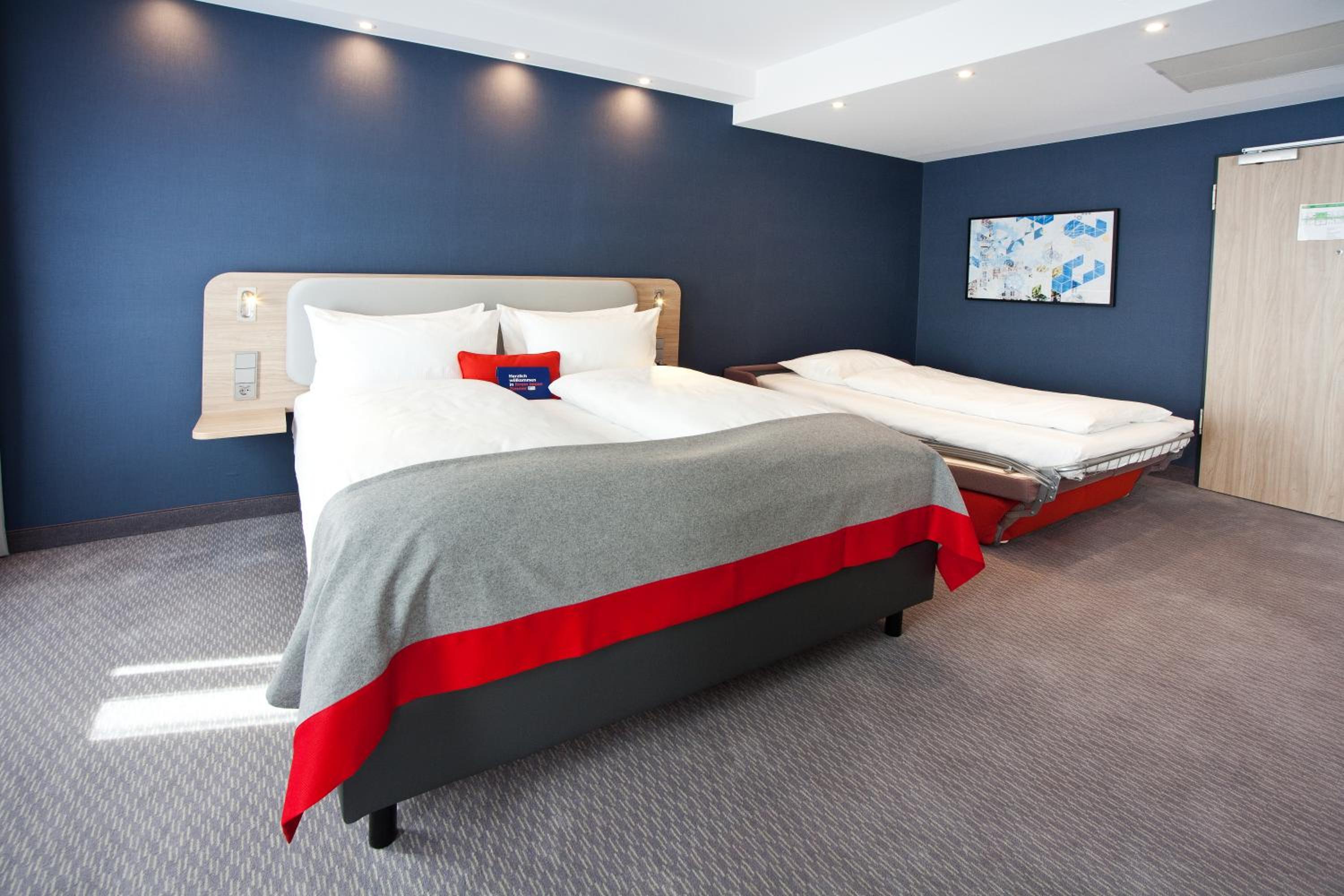Standard Queen Room with Single Sofa Bed - Photo 1