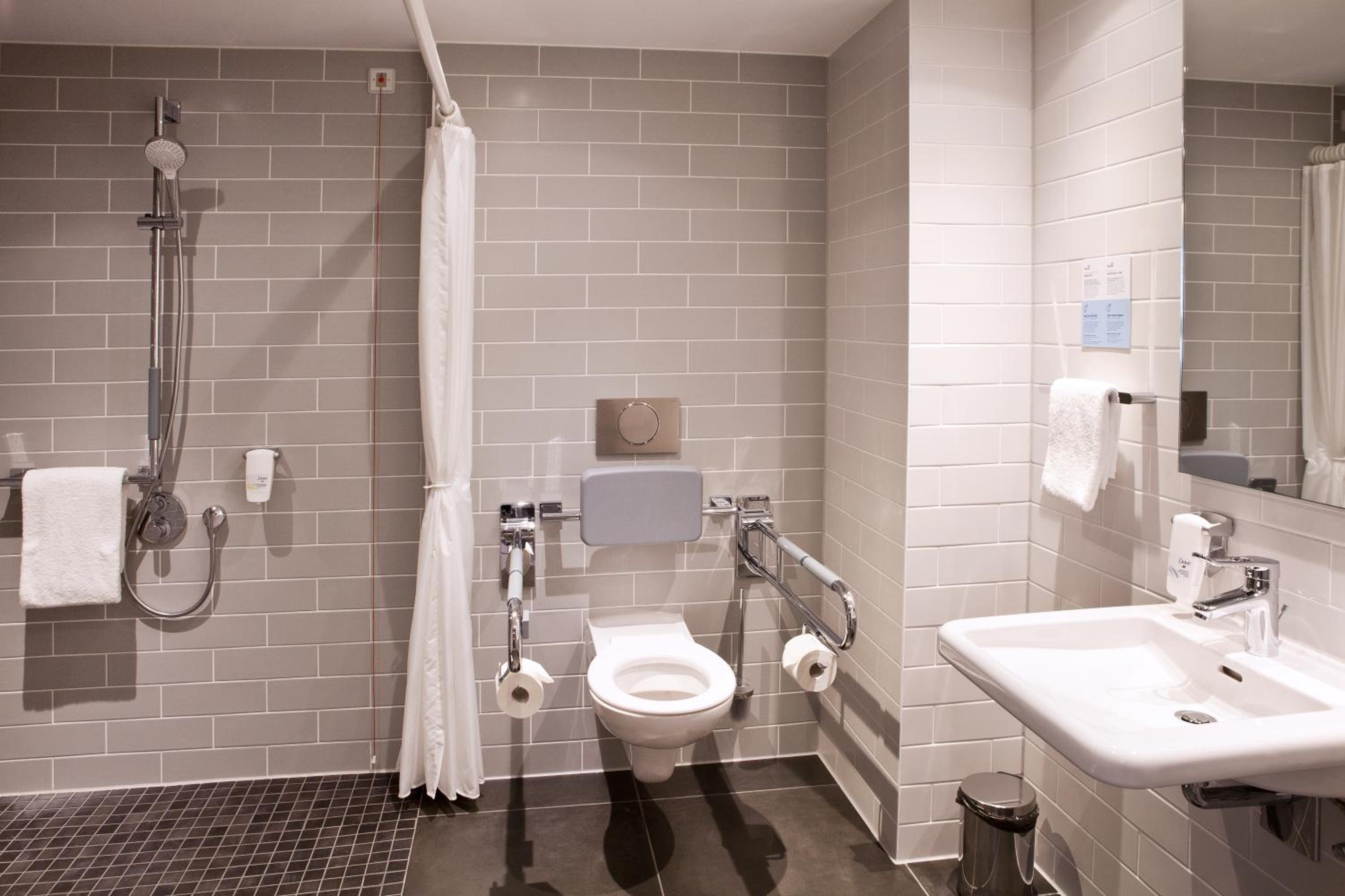 Standard Queen Room - Disability Access - Photo 4