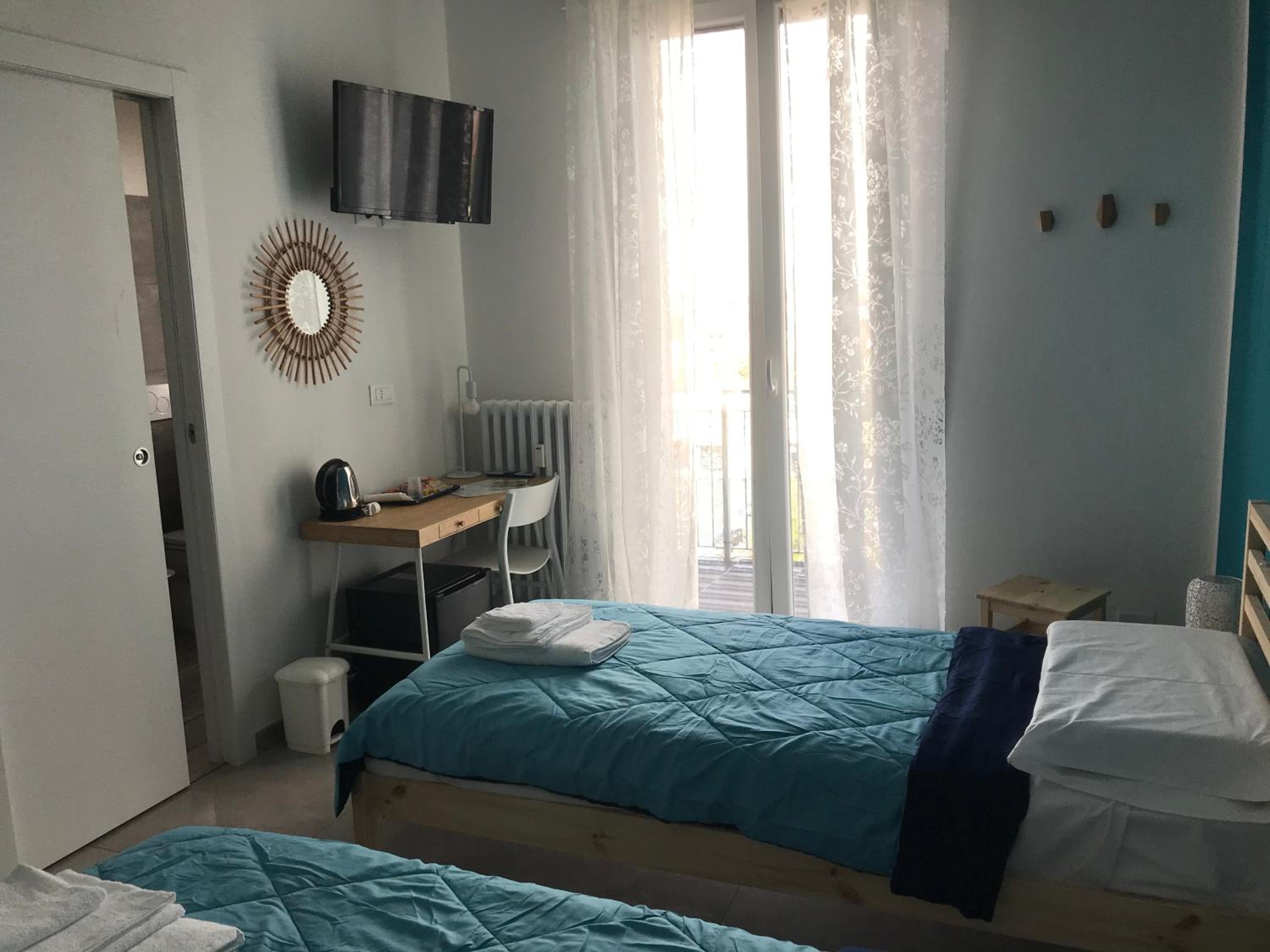 Double or Twin Room with Balcony - Photo 9