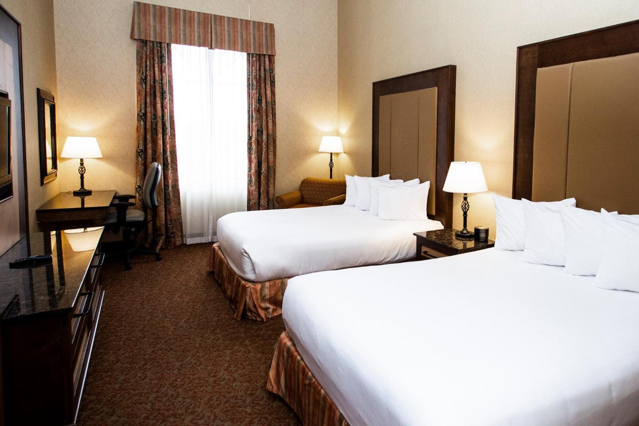 Queen Room with Two Queen Beds photo 1