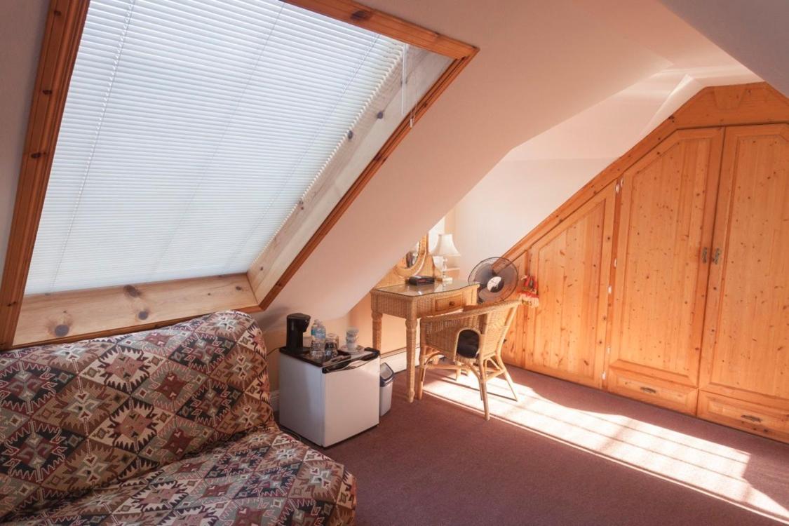 Deluxe Room with Ocean View thumbnail 6